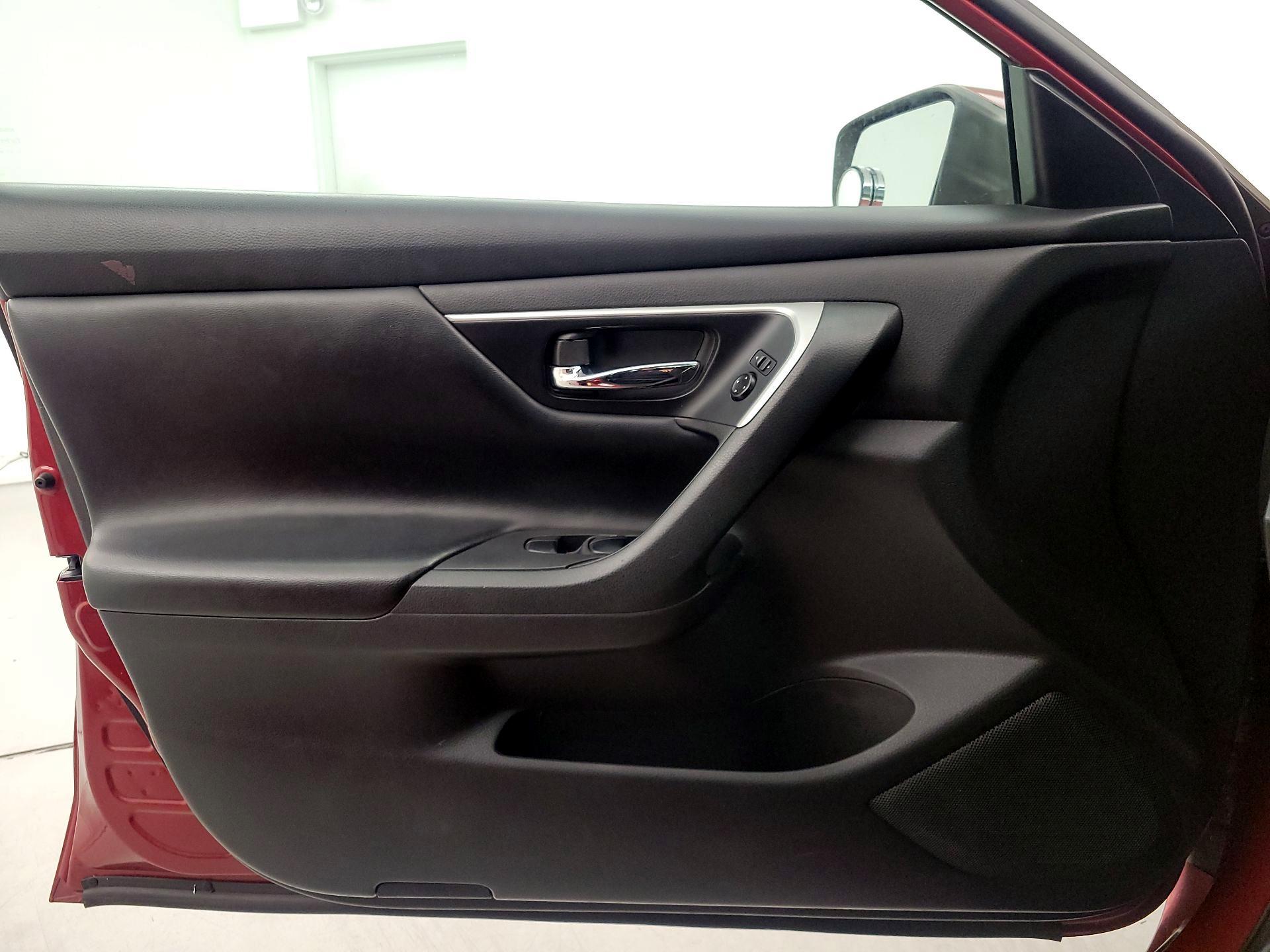 Thumbnail: 2017 Nissan Altima - 12
