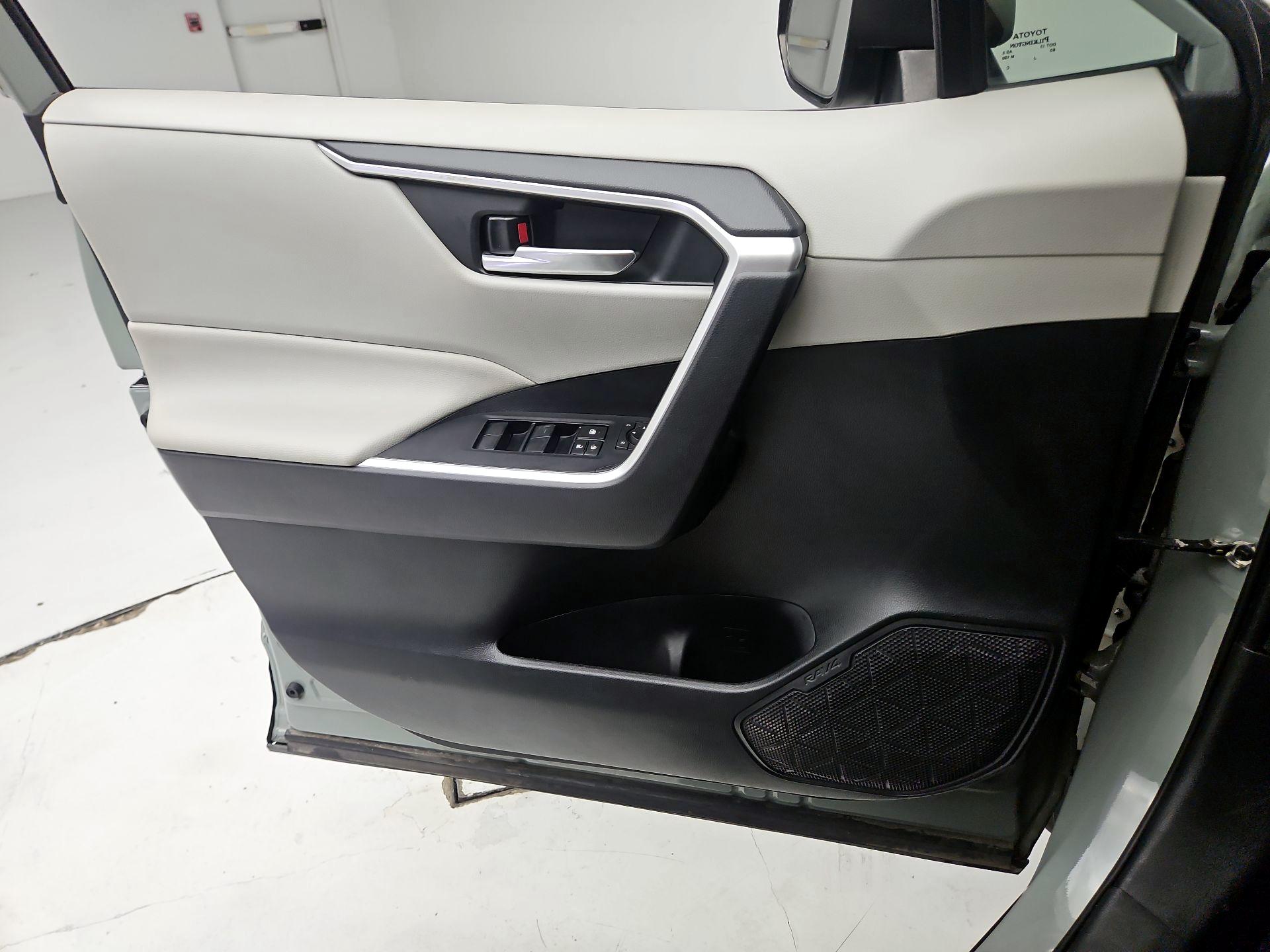 Thumbnail: 2019 Toyota RAV4 - 12