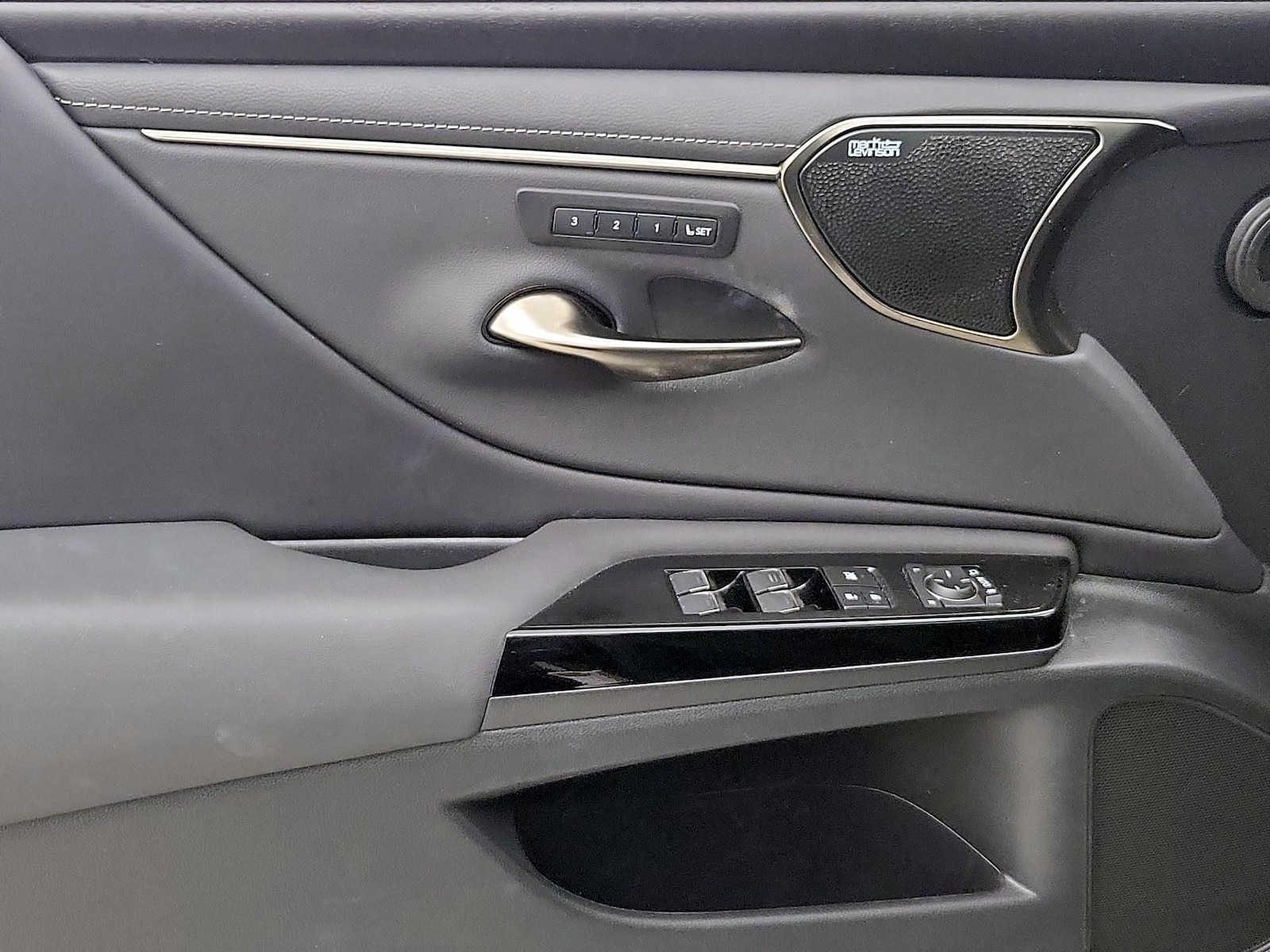 2023 Lexus ES 350 - Photo 13