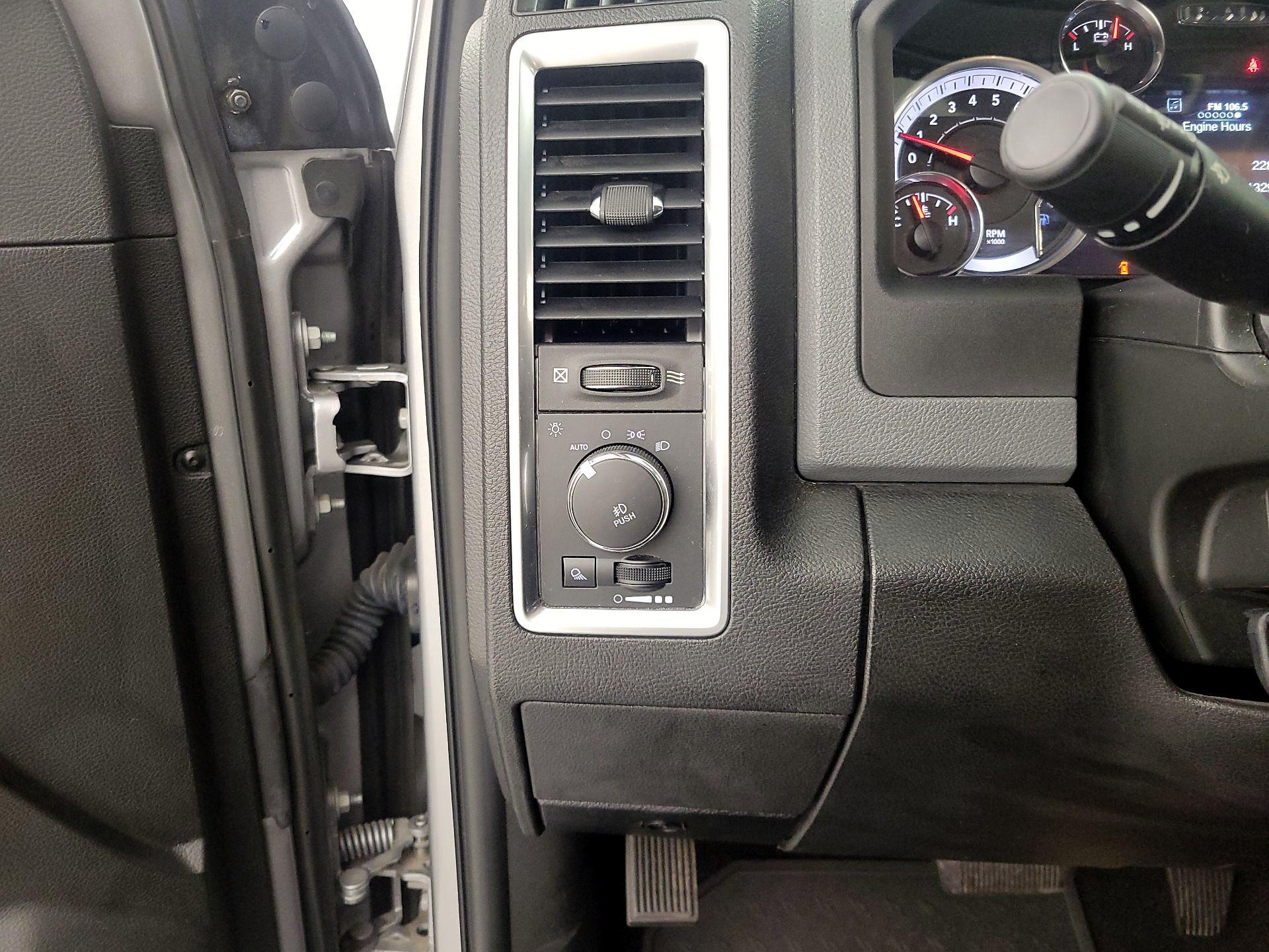 Thumbnail: 2019 RAM 1500 Classic - 13