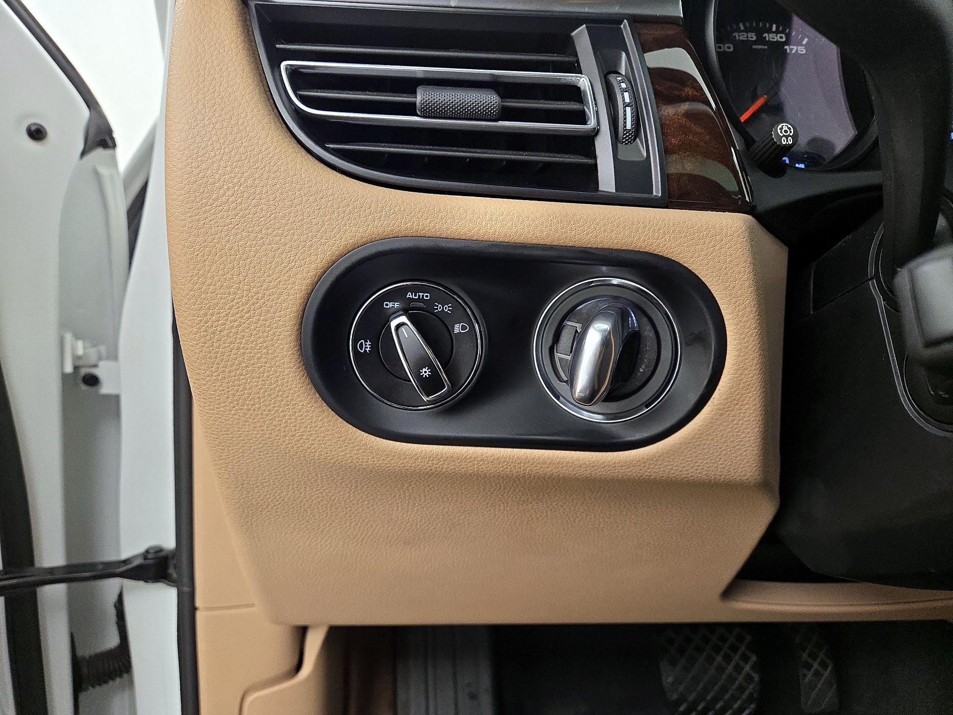 Thumbnail: 2020 Porsche Macan - 13