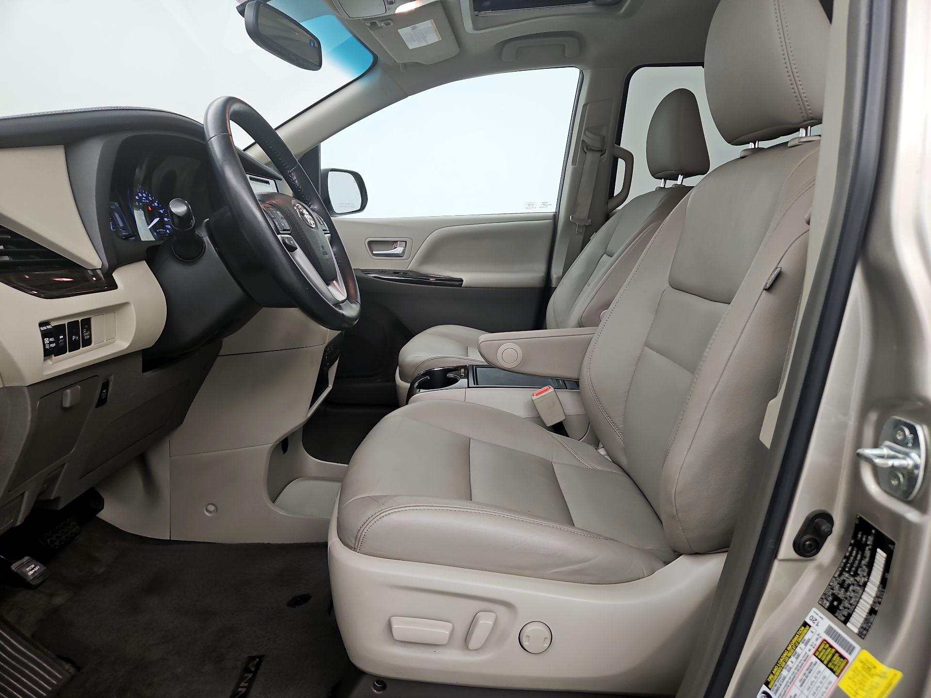Thumbnail: 2016 Toyota Sienna - 11