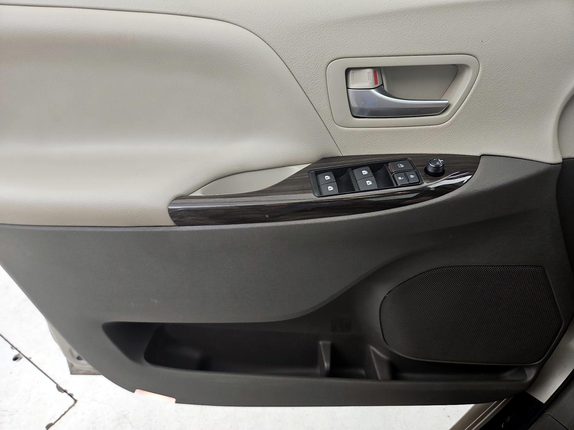 Thumbnail: 2016 Toyota Sienna - 12