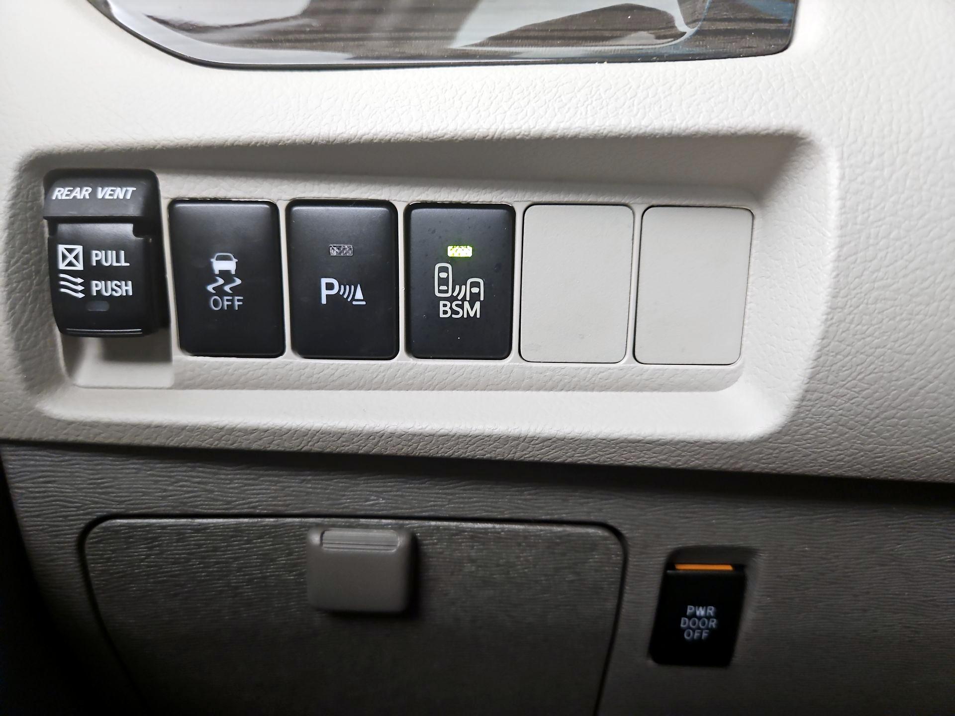Thumbnail: 2016 Toyota Sienna - 13