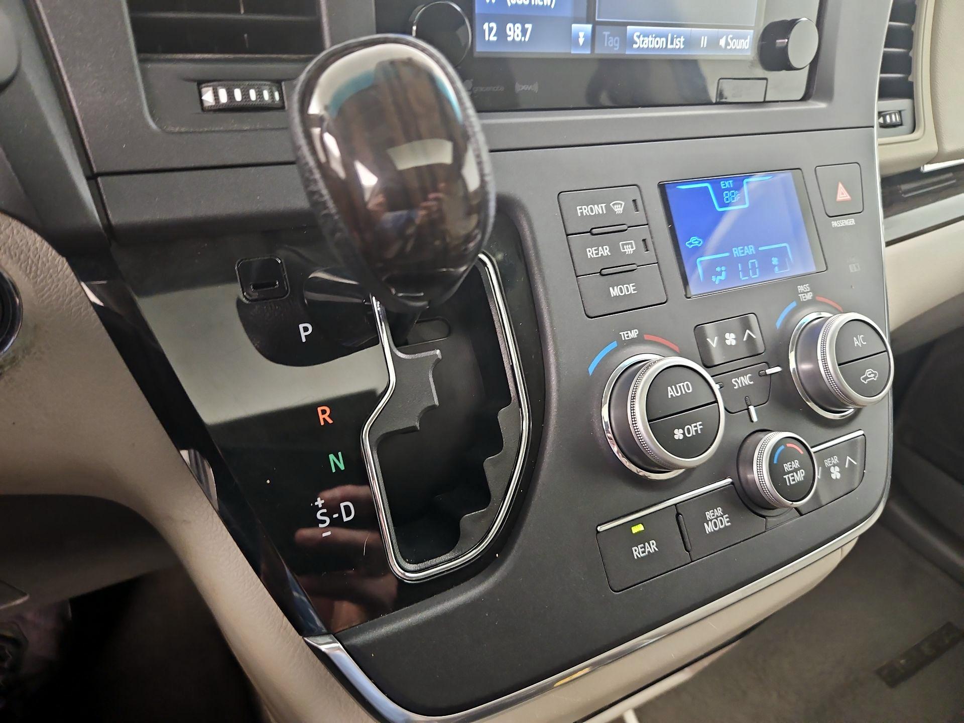 Thumbnail: 2016 Toyota Sienna - 17