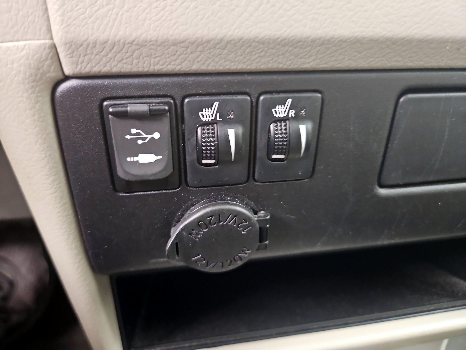 Thumbnail: 2016 Toyota Sienna - 18