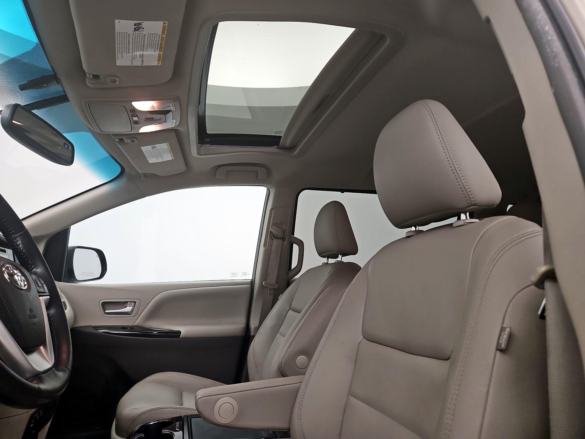 Thumbnail: 2016 Toyota Sienna - 19