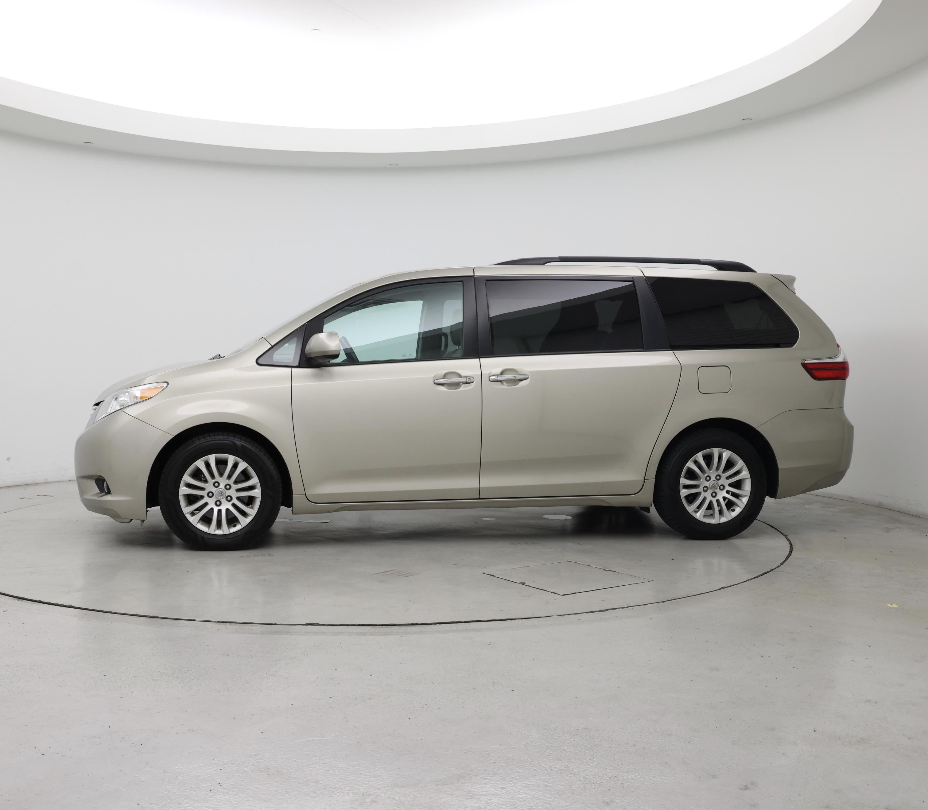 Thumbnail: 2016 Toyota Sienna - 3