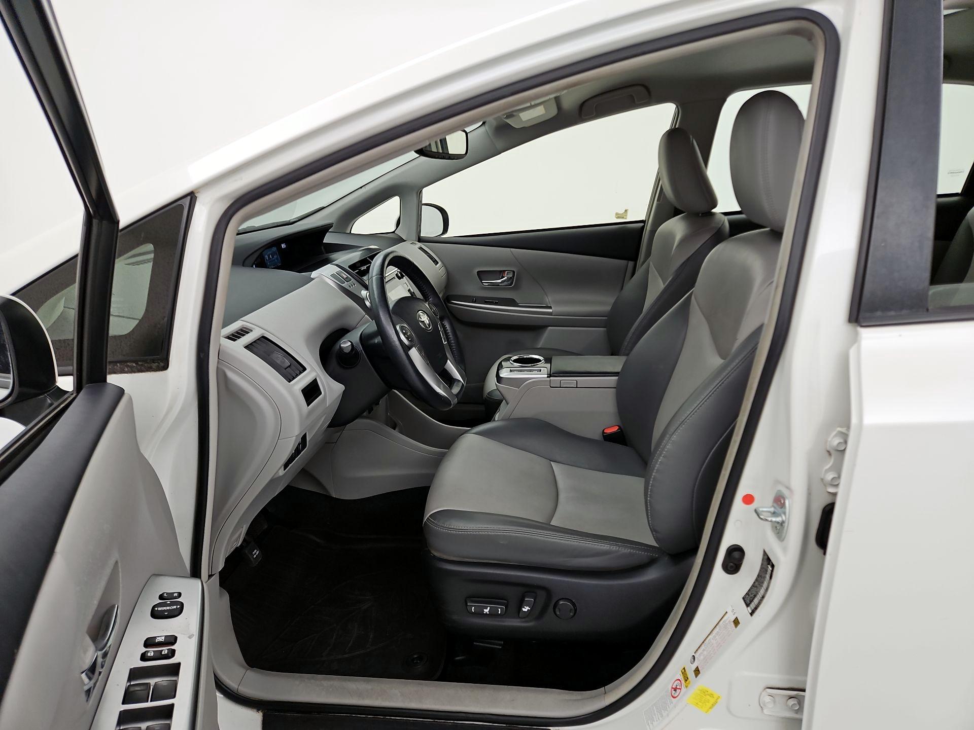Thumbnail: 2017 Toyota Prius v - 11