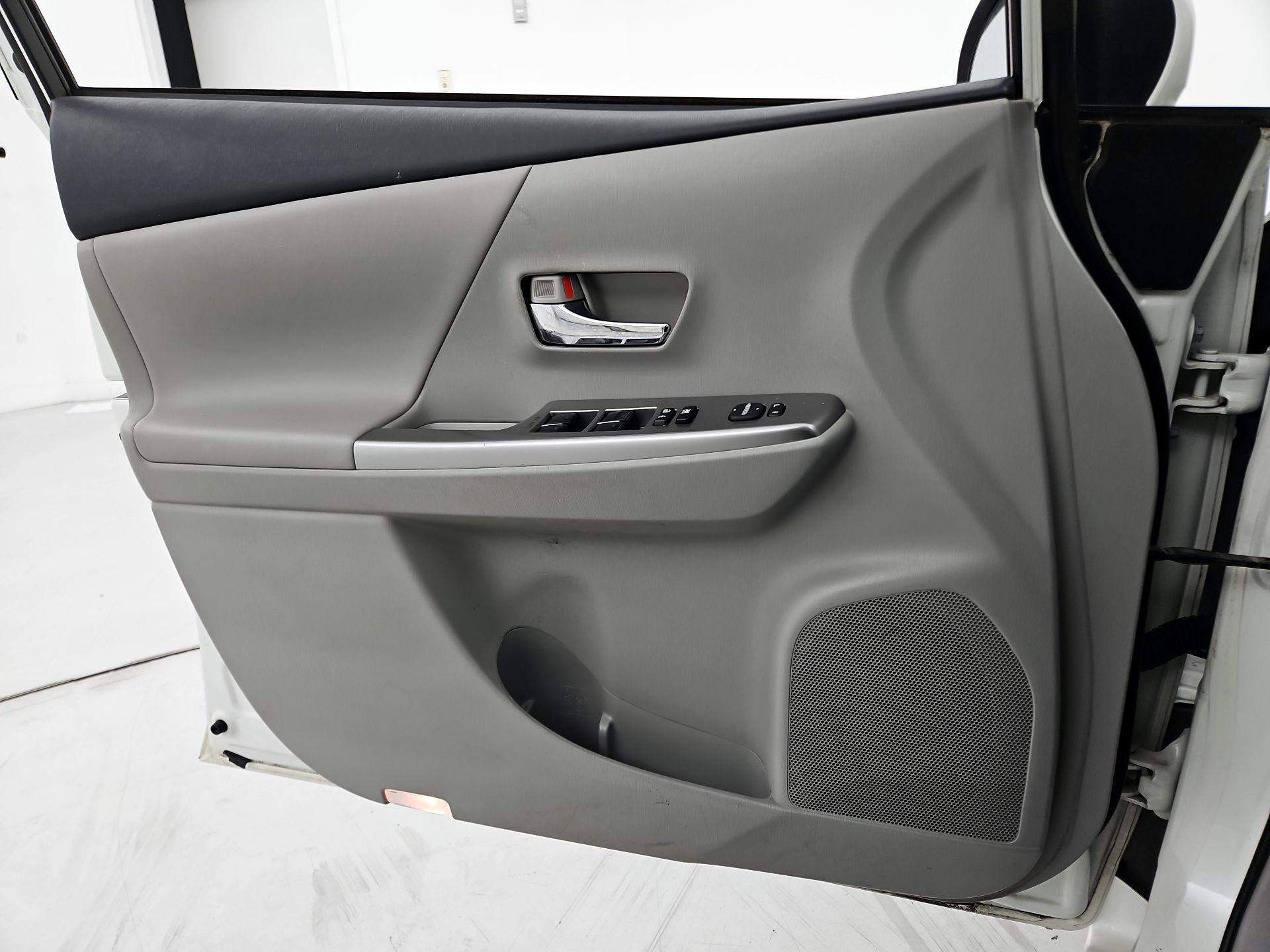 Thumbnail: 2017 Toyota Prius v - 12