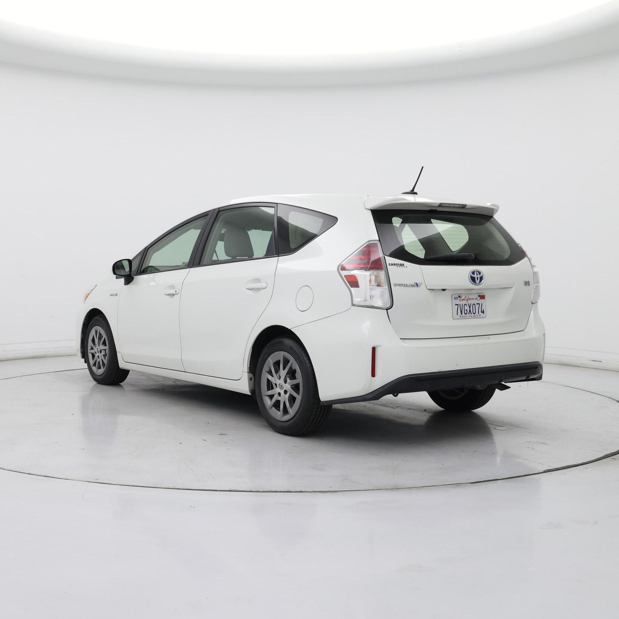 Thumbnail: 2017 Toyota Prius v - 2