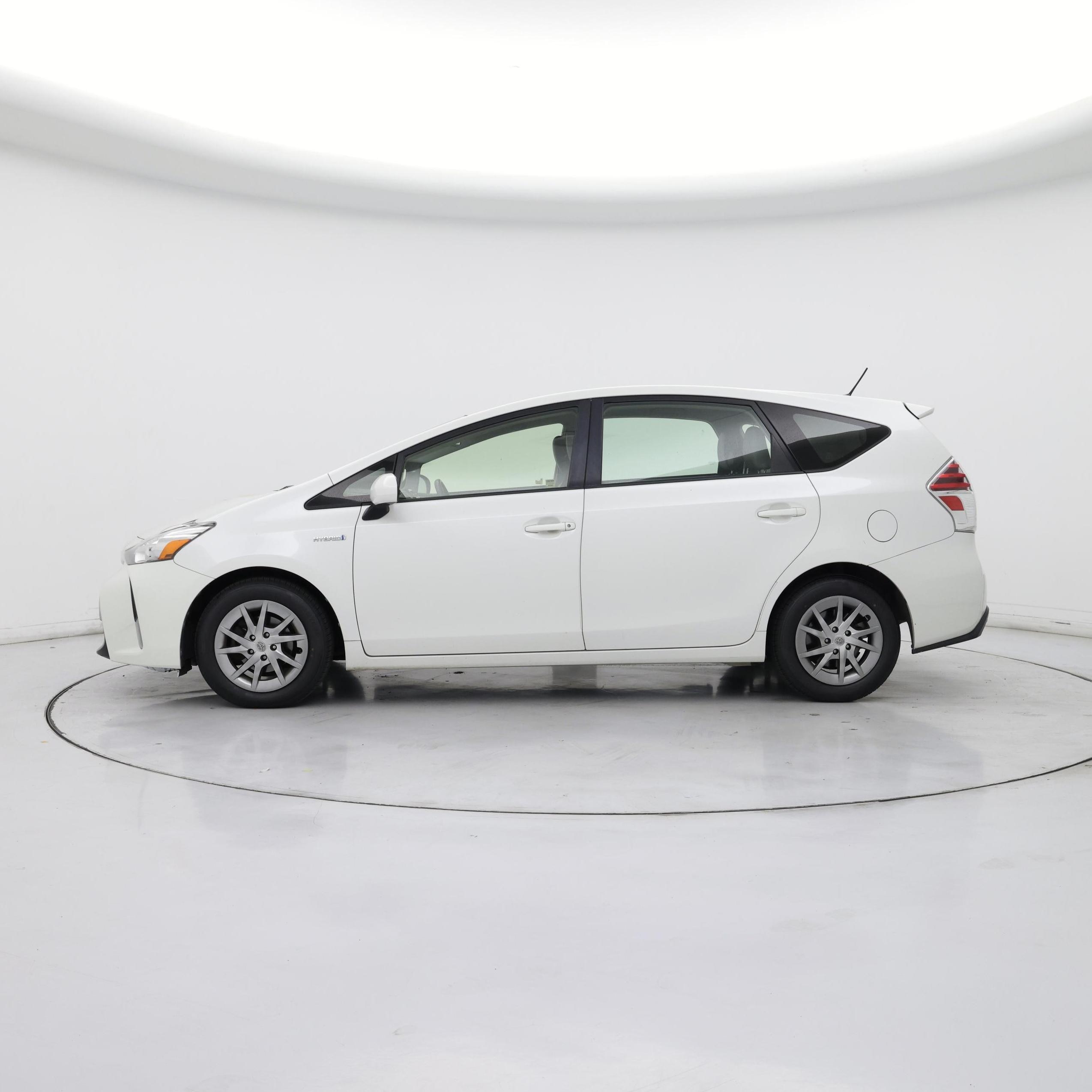 Thumbnail: 2017 Toyota Prius v - 3