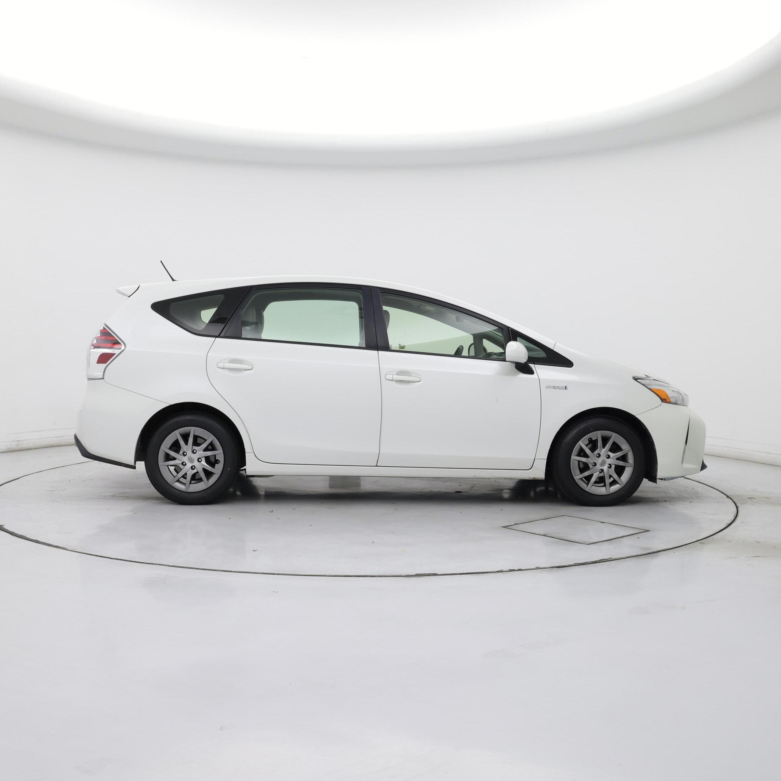 Thumbnail: 2017 Toyota Prius v - 7
