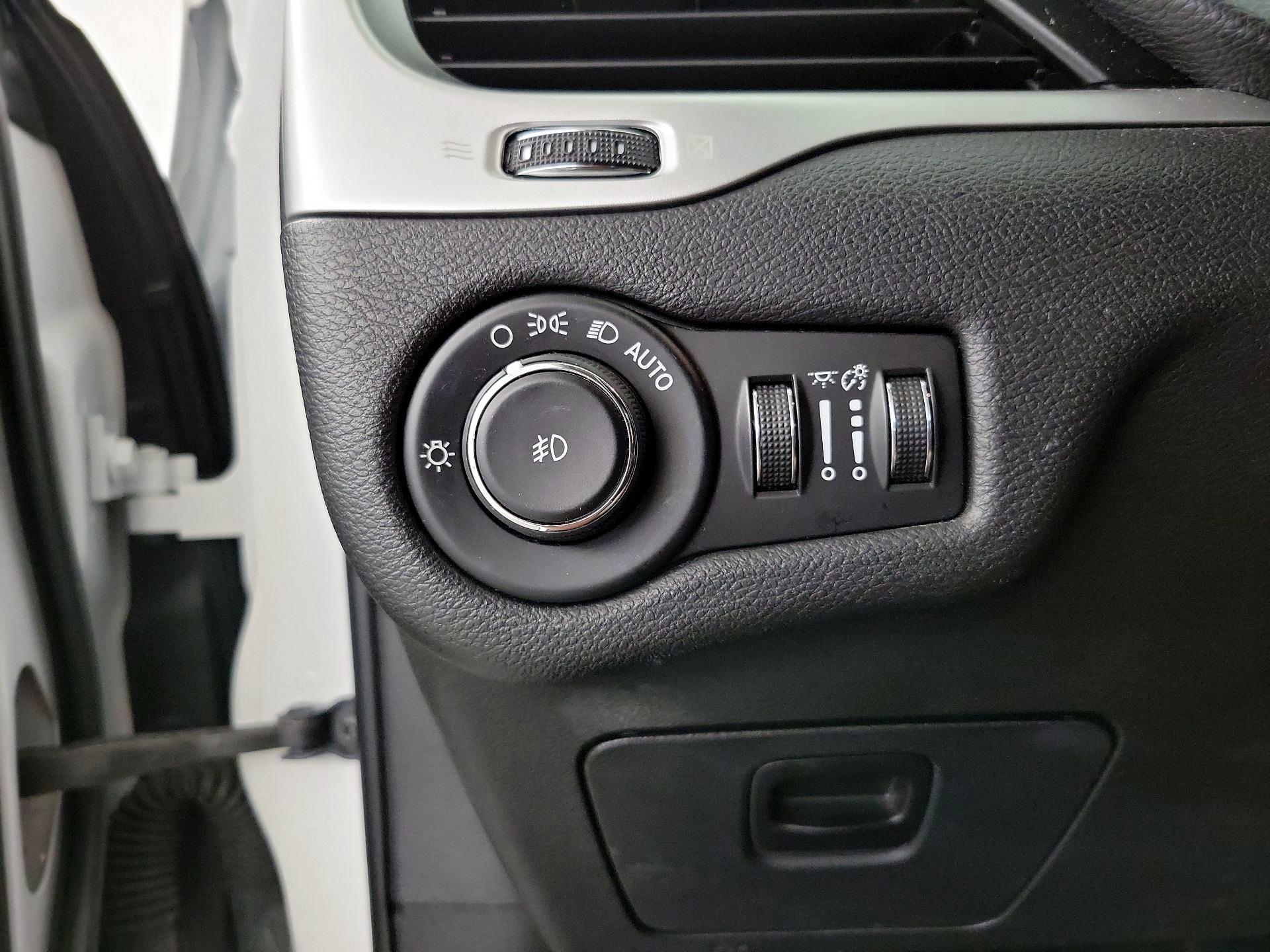 Thumbnail: 2016 Jeep Cherokee - 13