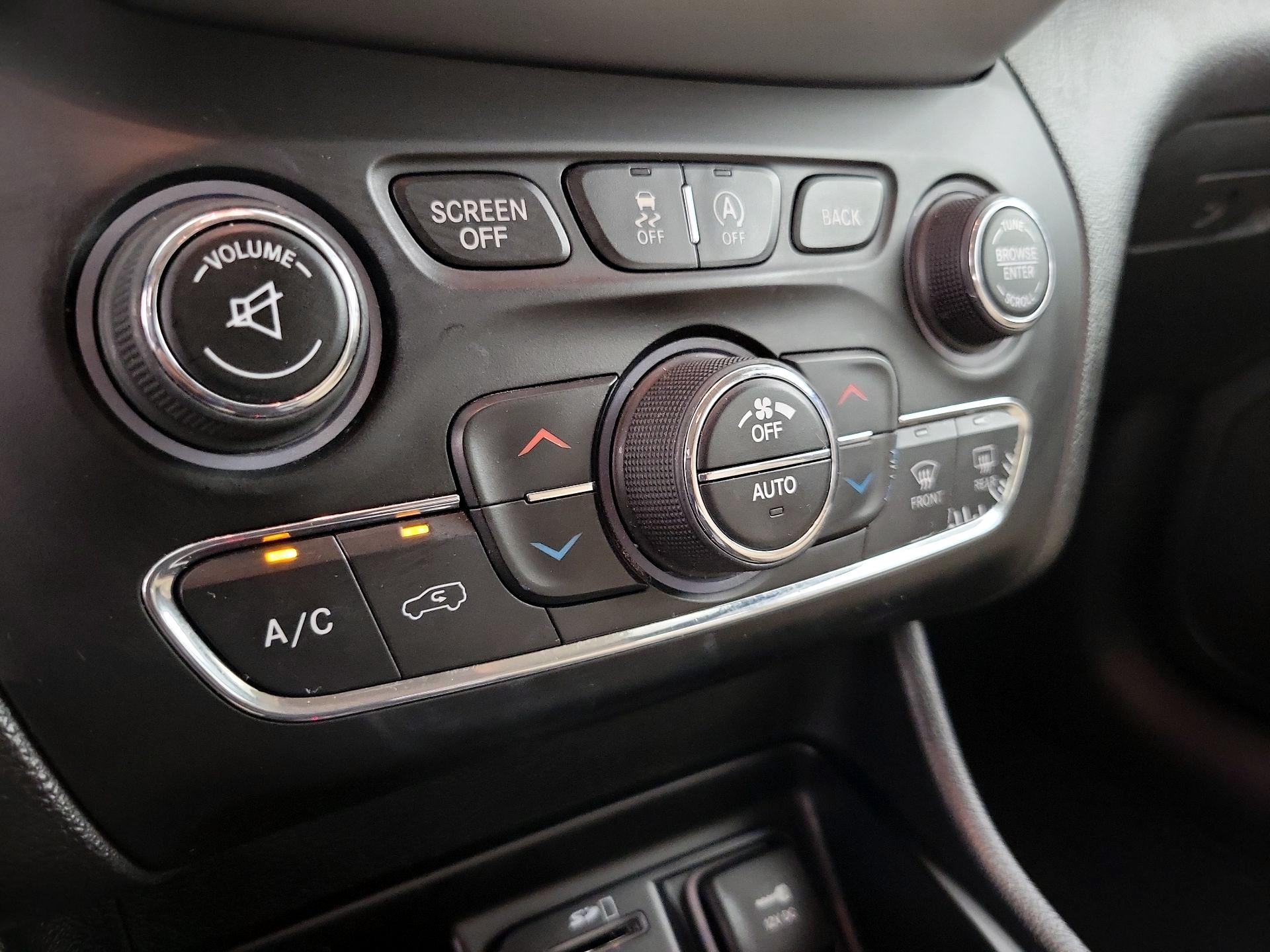 Thumbnail: 2016 Jeep Cherokee - 17