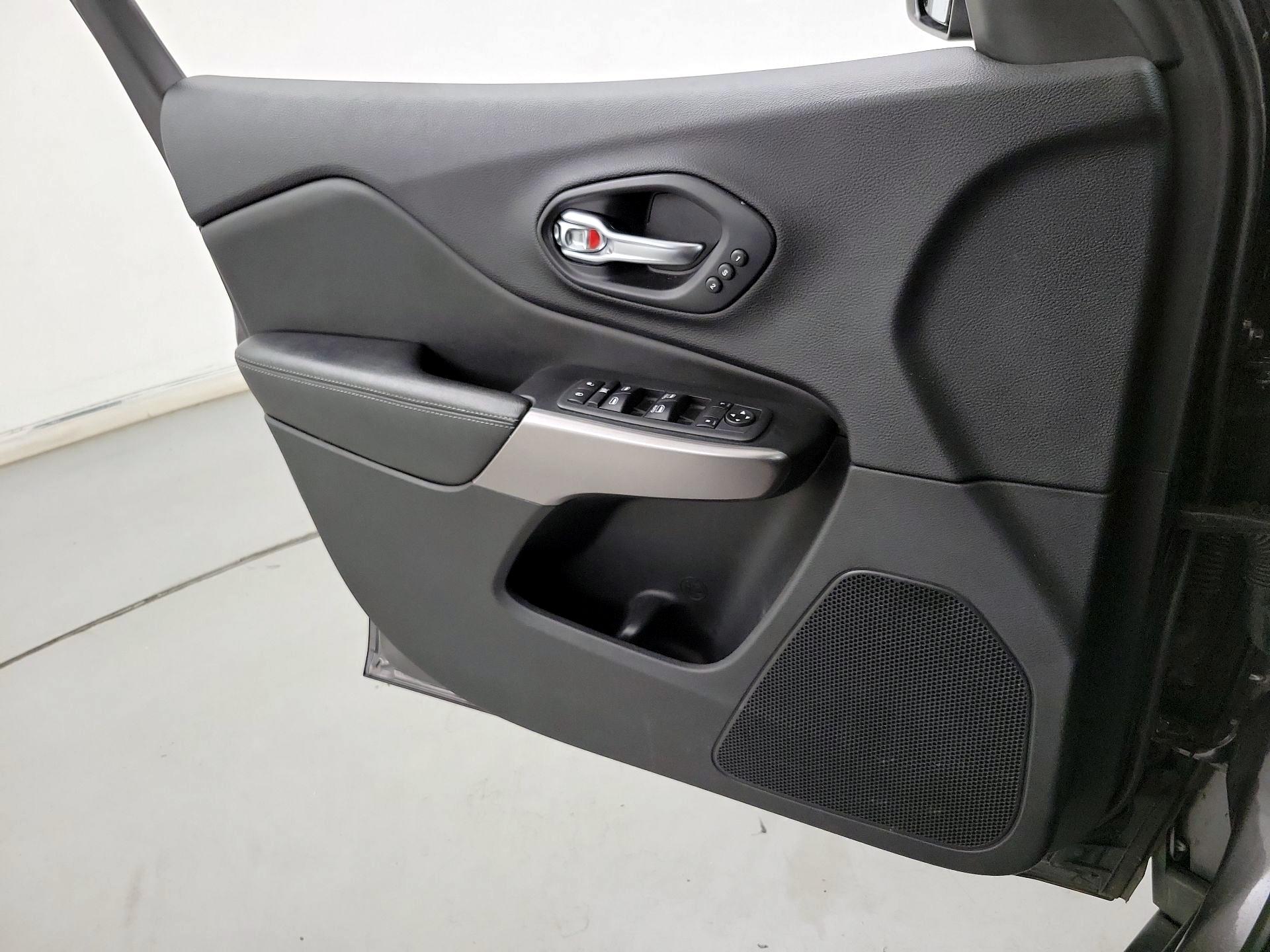 Thumbnail: 2019 Jeep Cherokee - 12