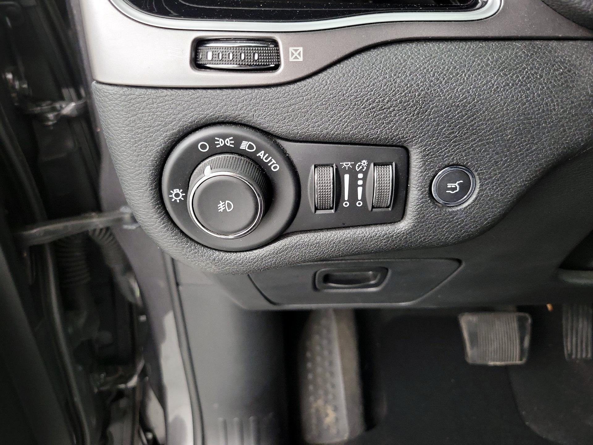 Thumbnail: 2019 Jeep Cherokee - 13