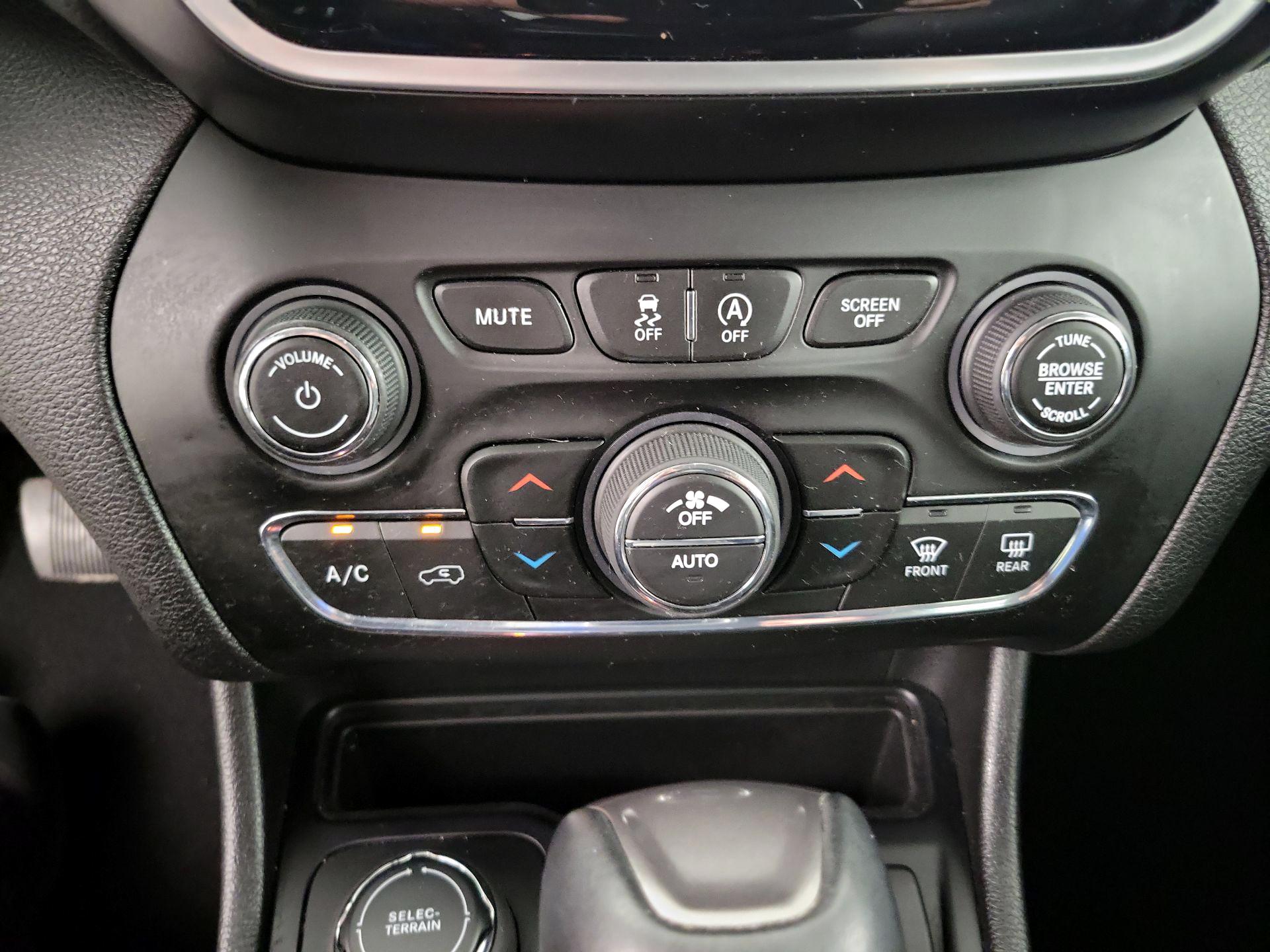 Thumbnail: 2019 Jeep Cherokee - 16