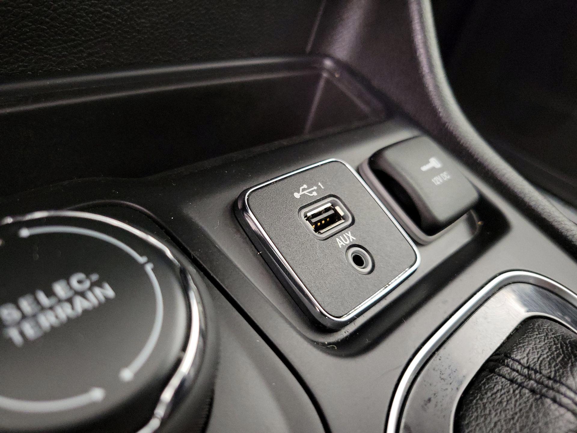 Thumbnail: 2019 Jeep Cherokee - 18