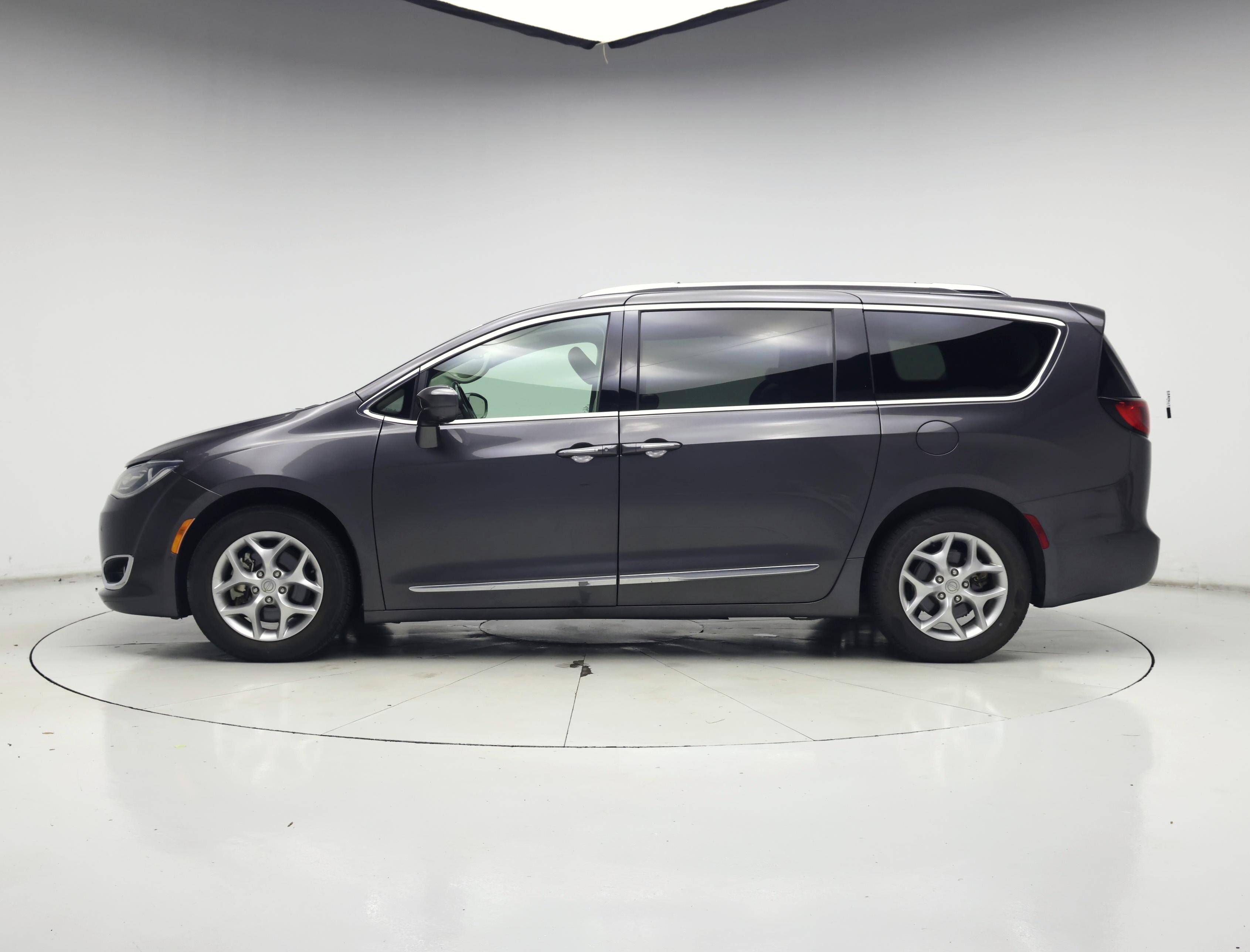Thumbnail: 2019 Chrysler Pacifica - 3