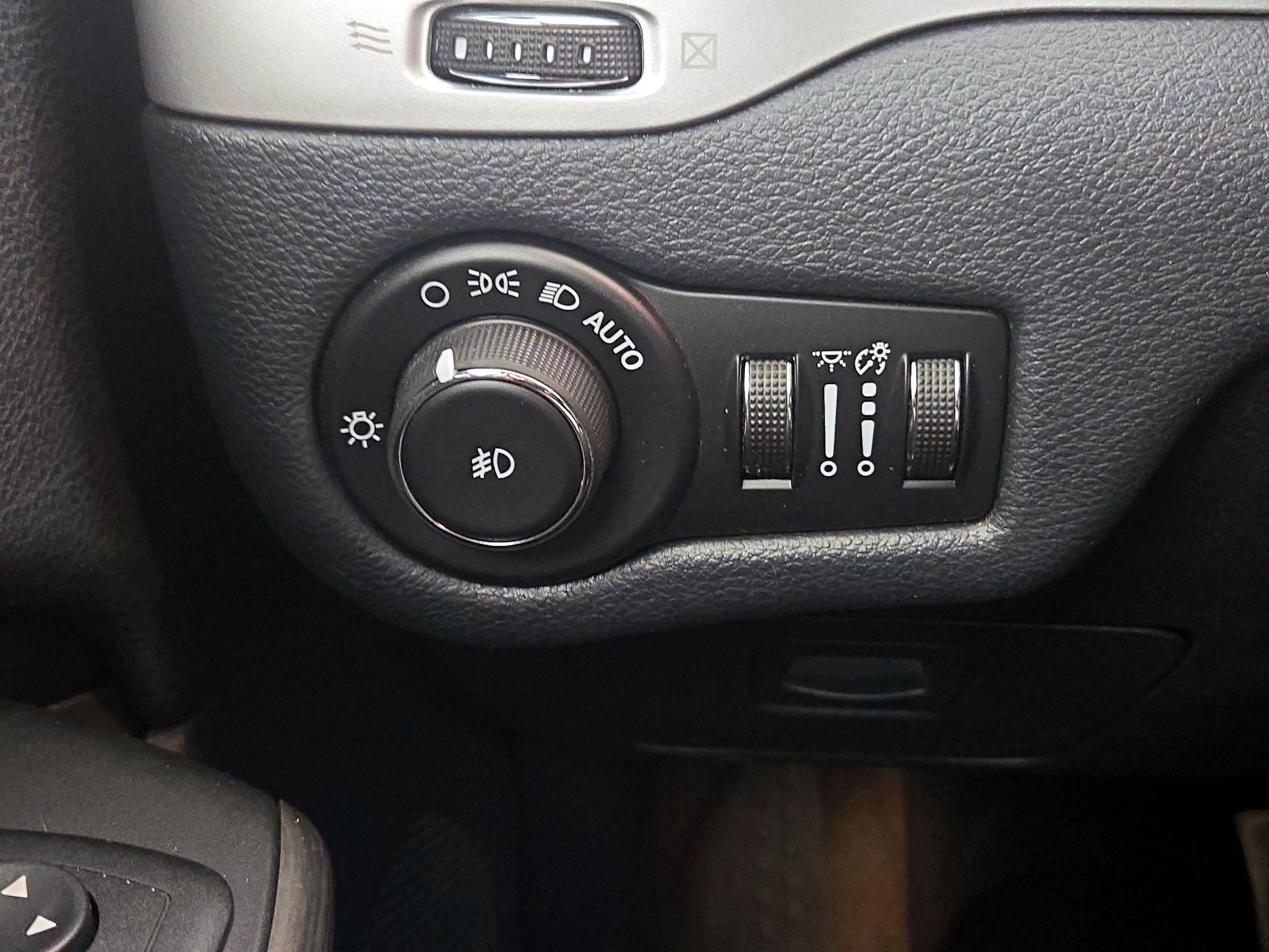 Thumbnail: 2015 Jeep Cherokee - 13