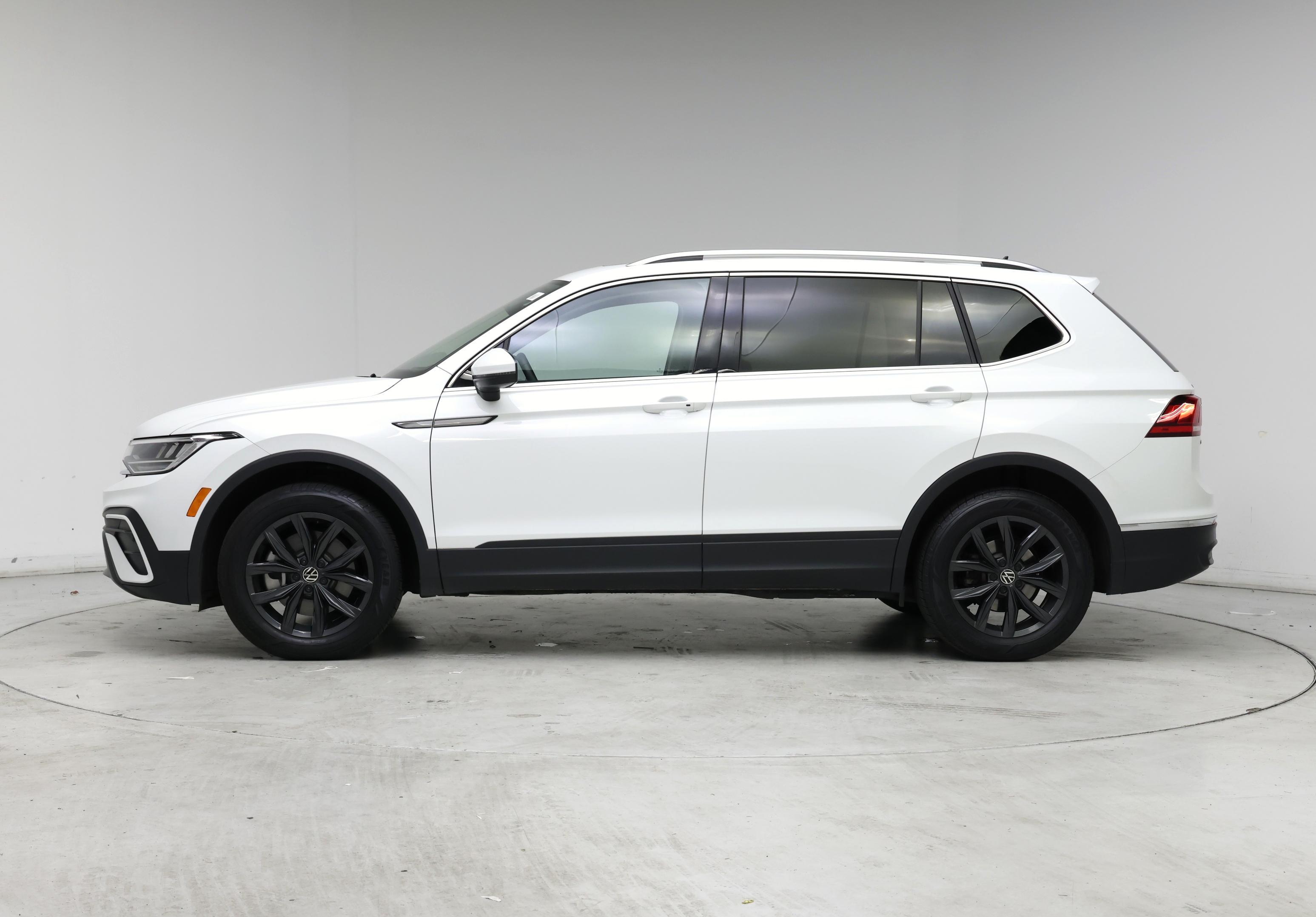 Thumbnail: 2024 Volkswagen Tiguan - 3
