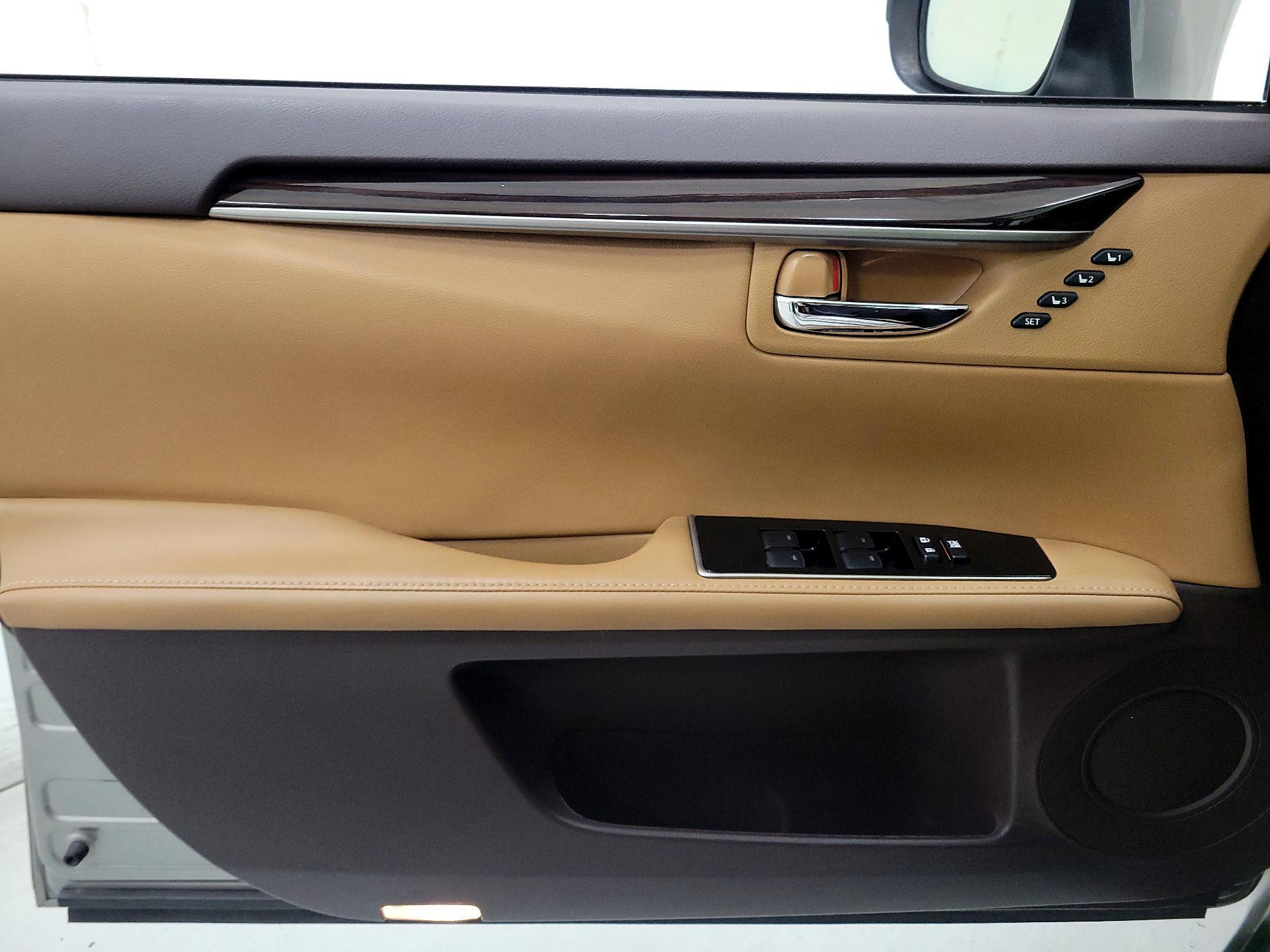 Thumbnail: 2017 Lexus ES - 12