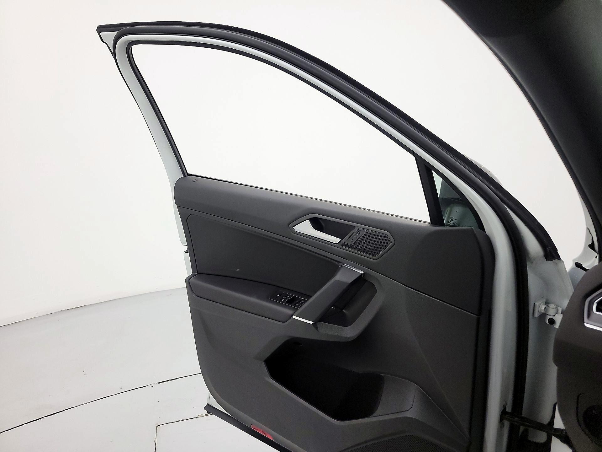 Thumbnail: 2020 Volkswagen Tiguan - 12