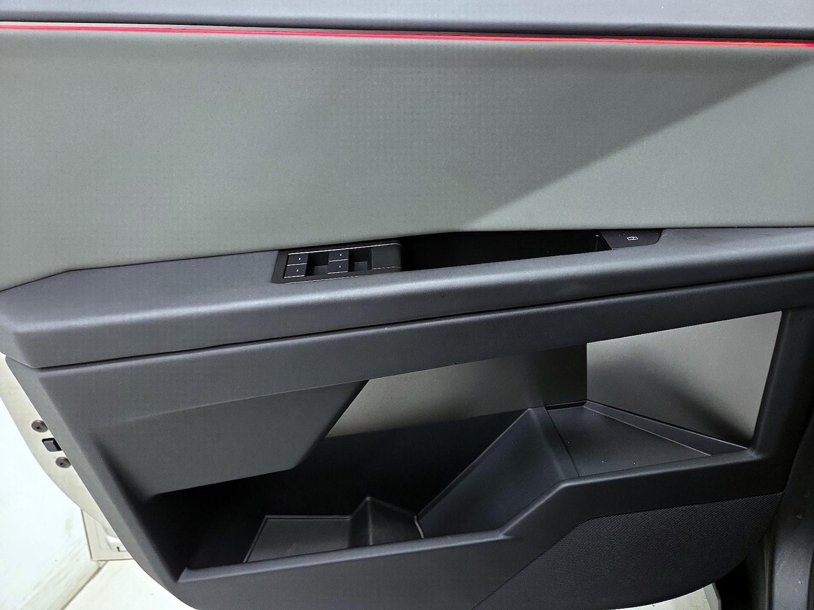 2025 Tesla Cybertruck Base - Photo 13