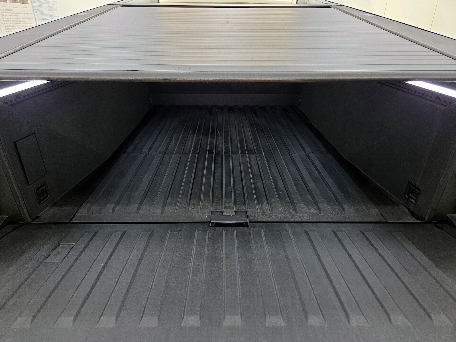 2025 Tesla Cybertruck Base - Photo 21