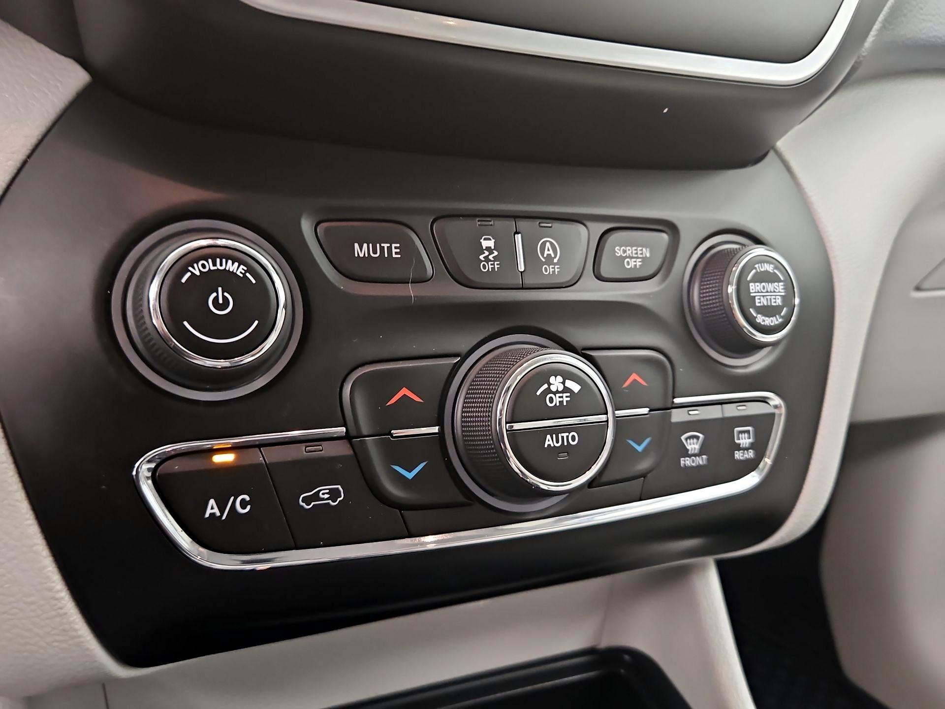 Thumbnail: 2020 Jeep Cherokee - 16