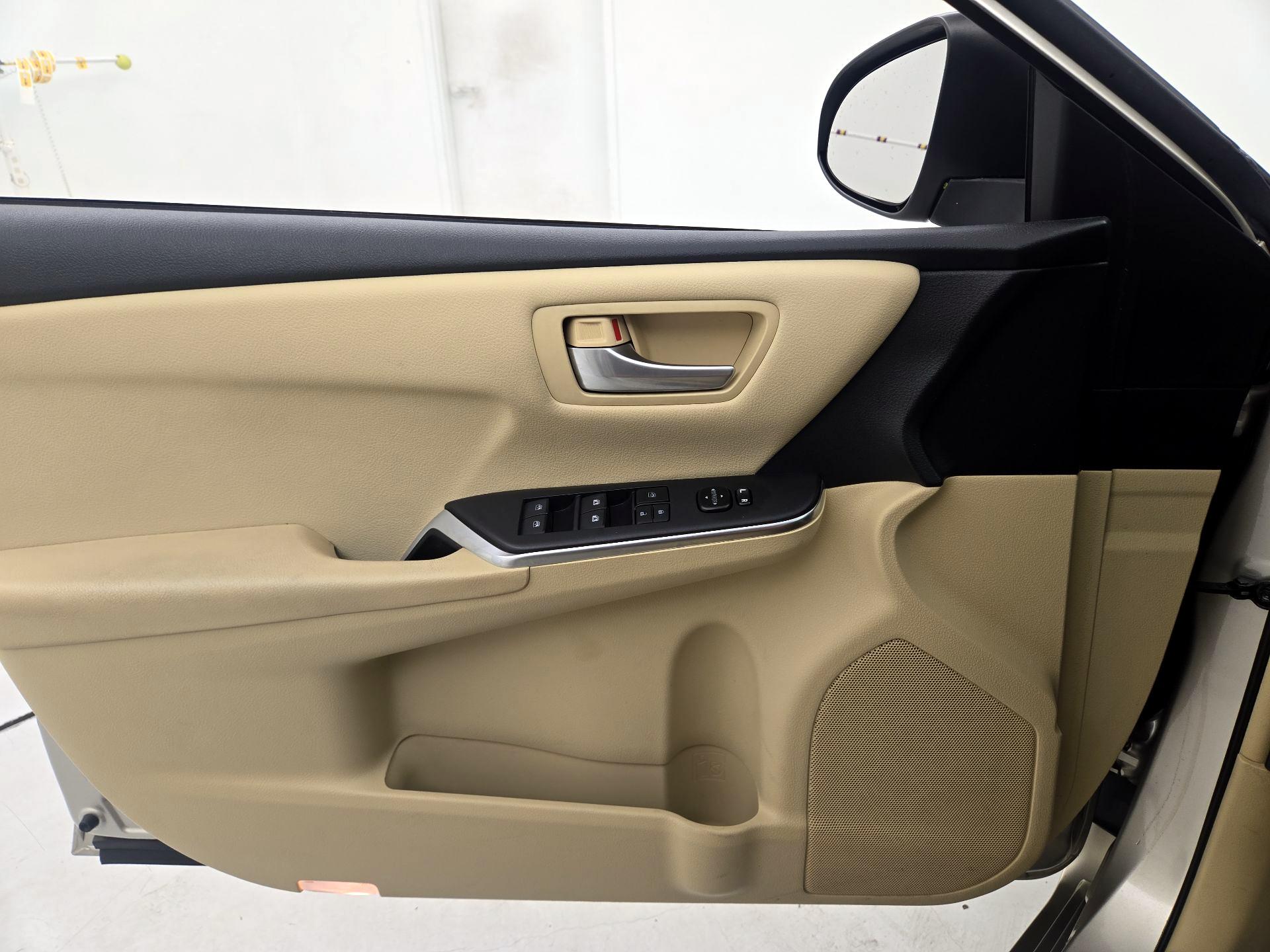 Thumbnail: 2016 Toyota Camry - 12