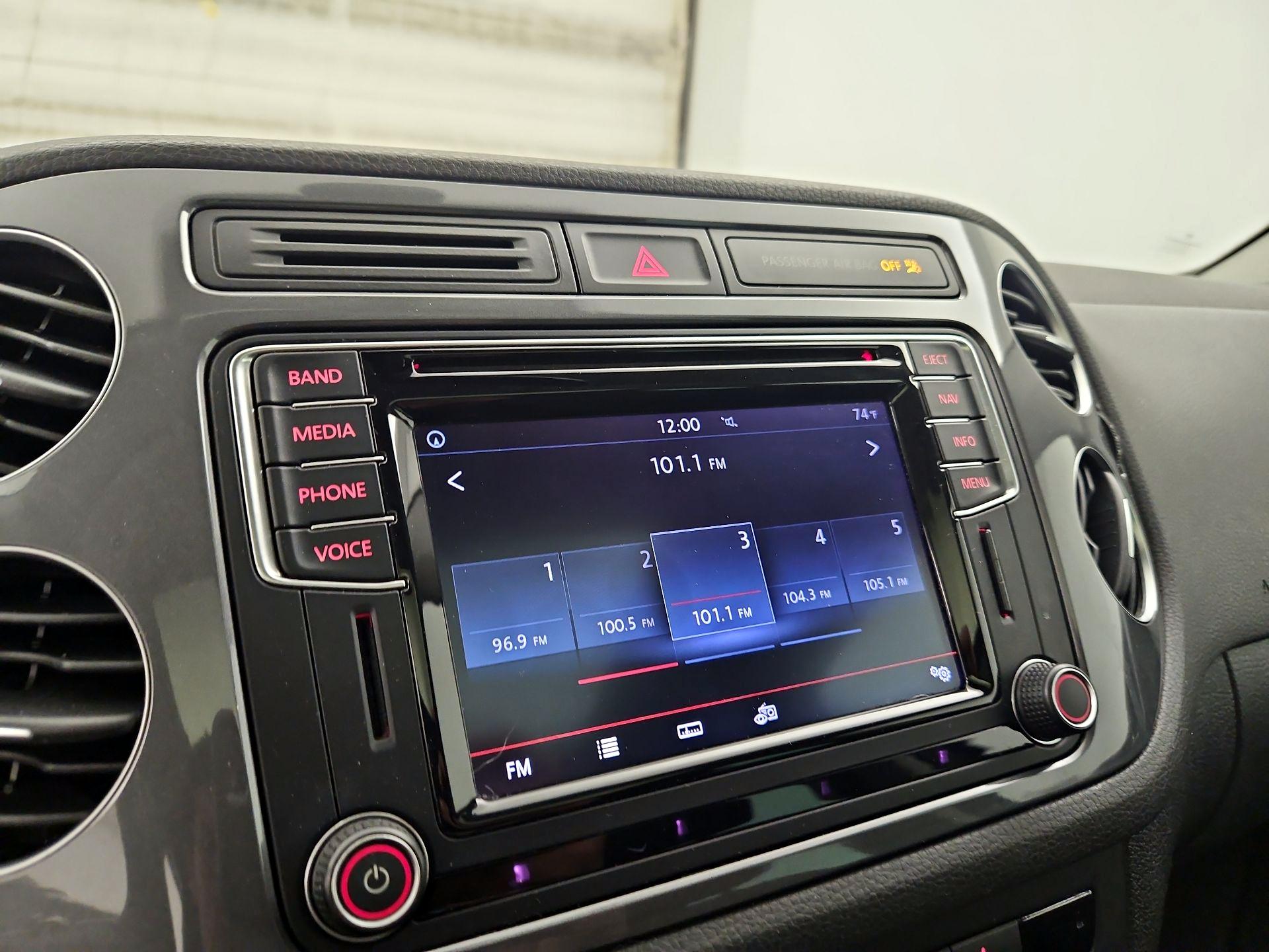 Thumbnail: 2016 Volkswagen Tiguan - 16
