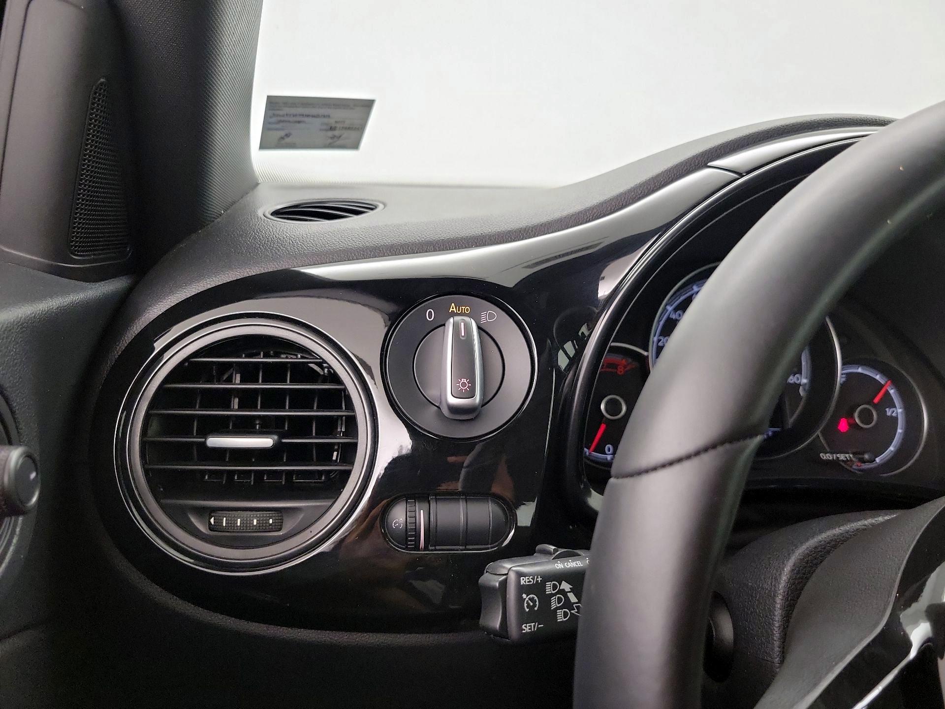 Thumbnail: 2017 Volkswagen Beetle - 13