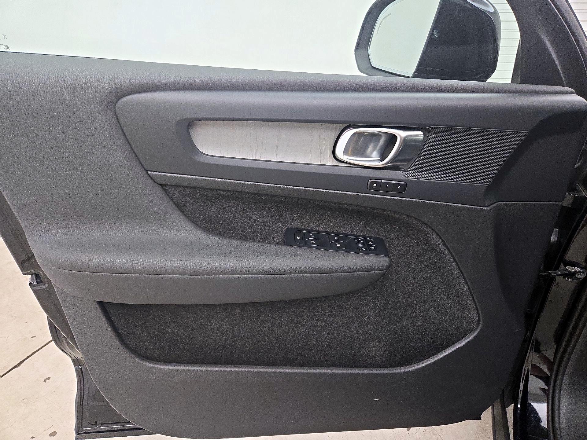 Thumbnail: 2024 Volvo XC40 - 12