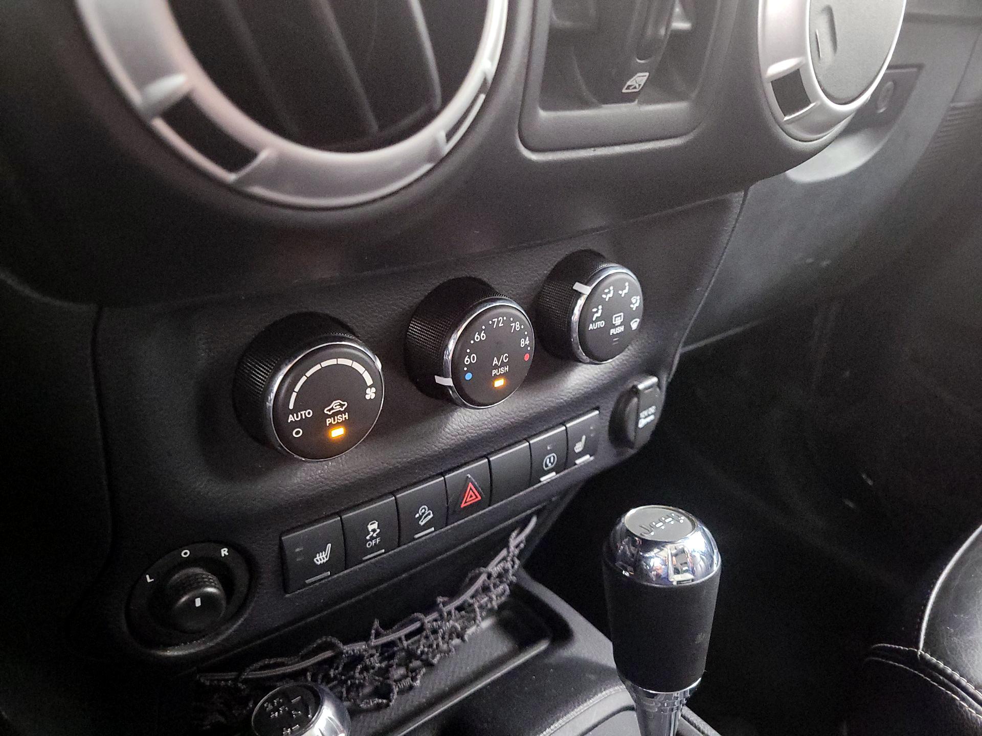Thumbnail: 2016 Jeep Wrangler - 14