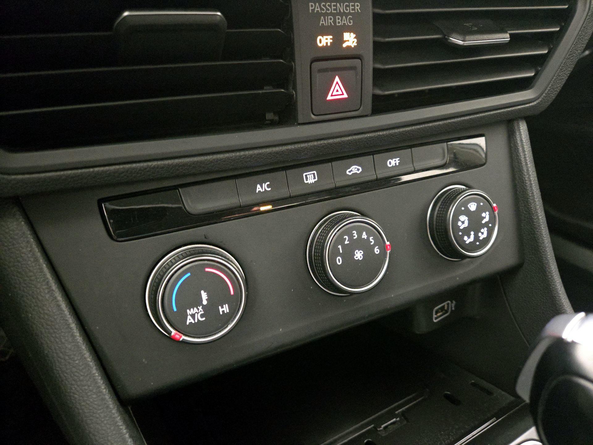 Thumbnail: 2019 Volkswagen Jetta - 16