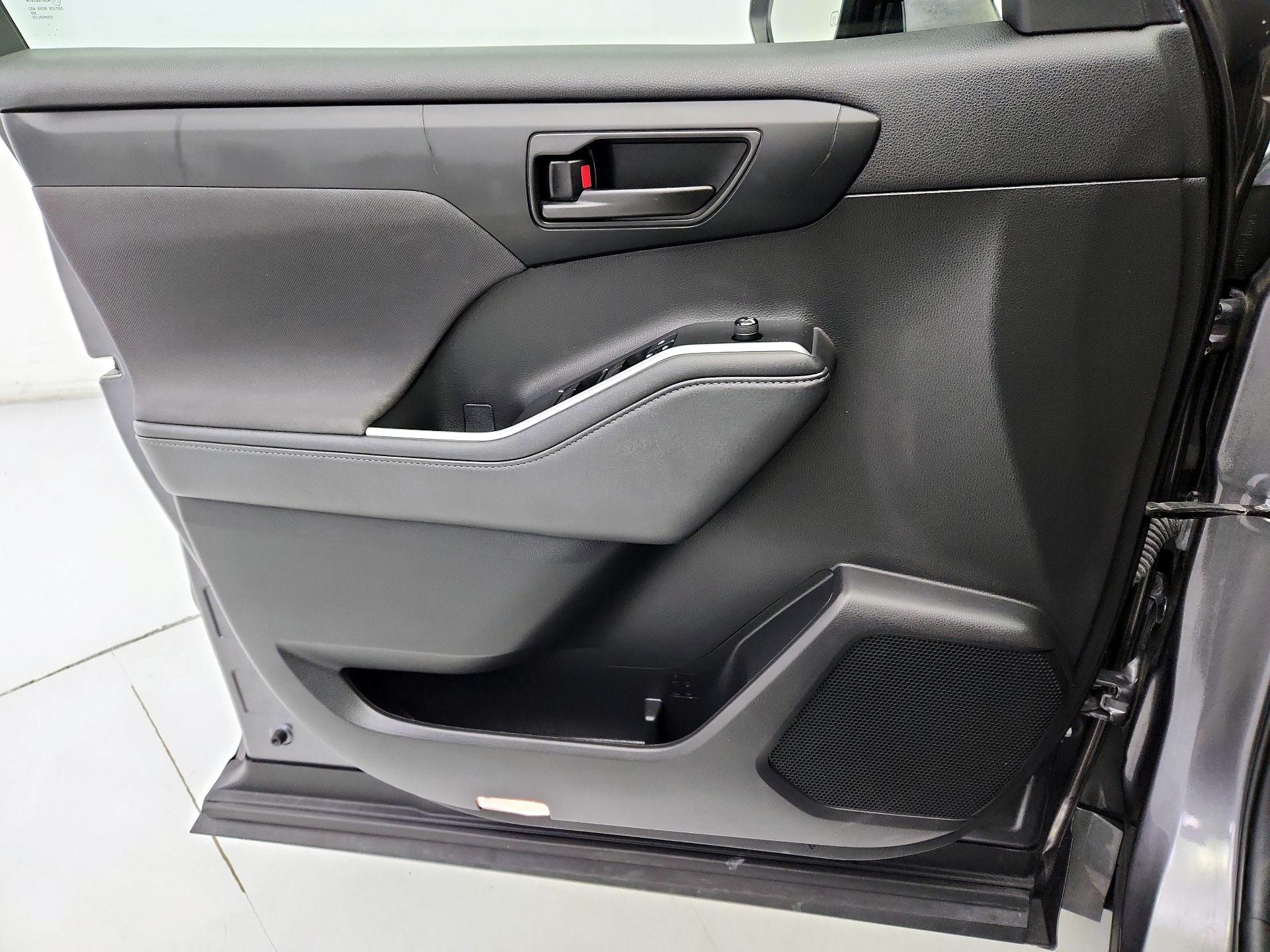 Thumbnail: 2022 Toyota Highlander - 12