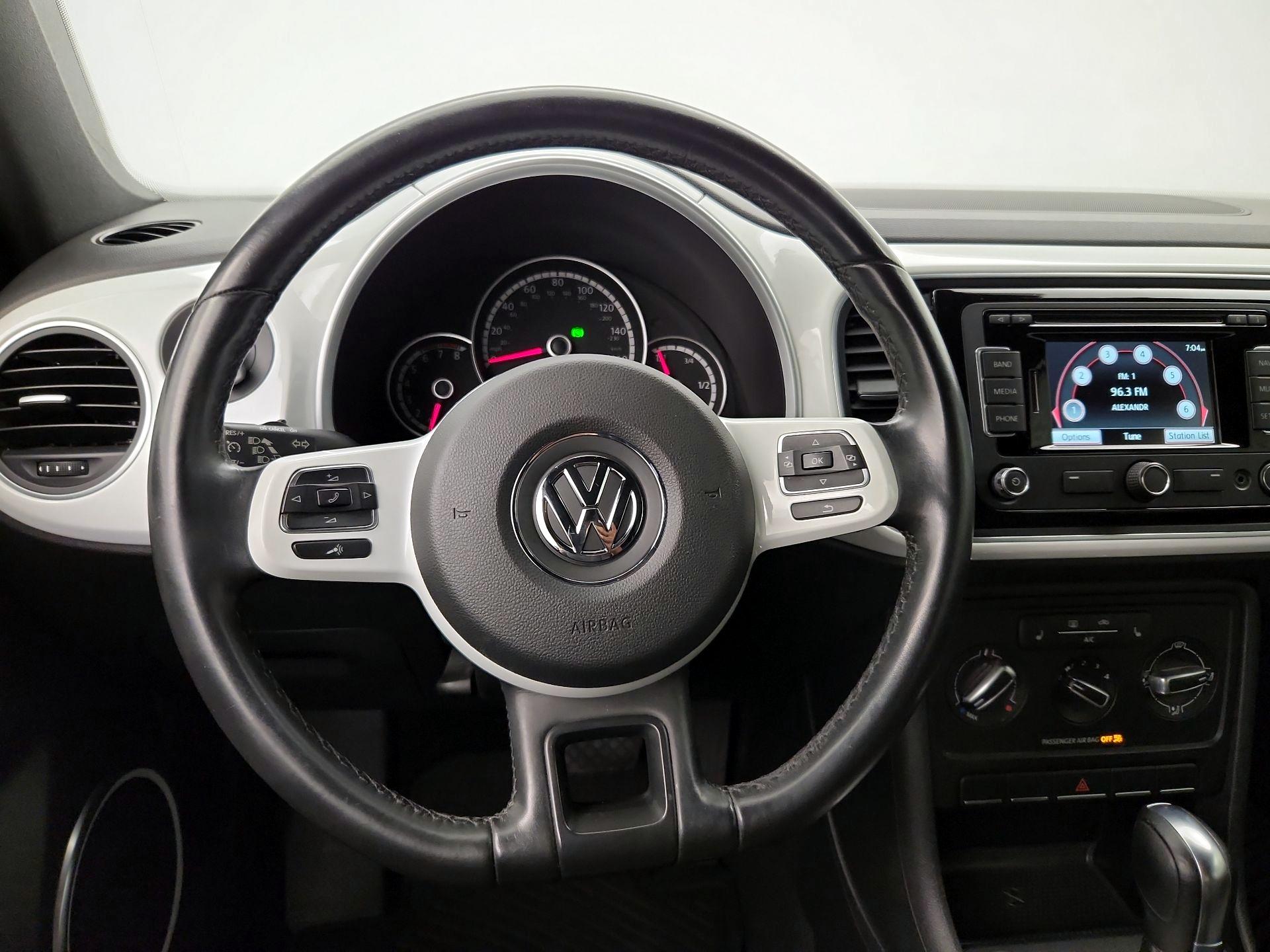 Thumbnail: 2015 Volkswagen Beetle - 10
