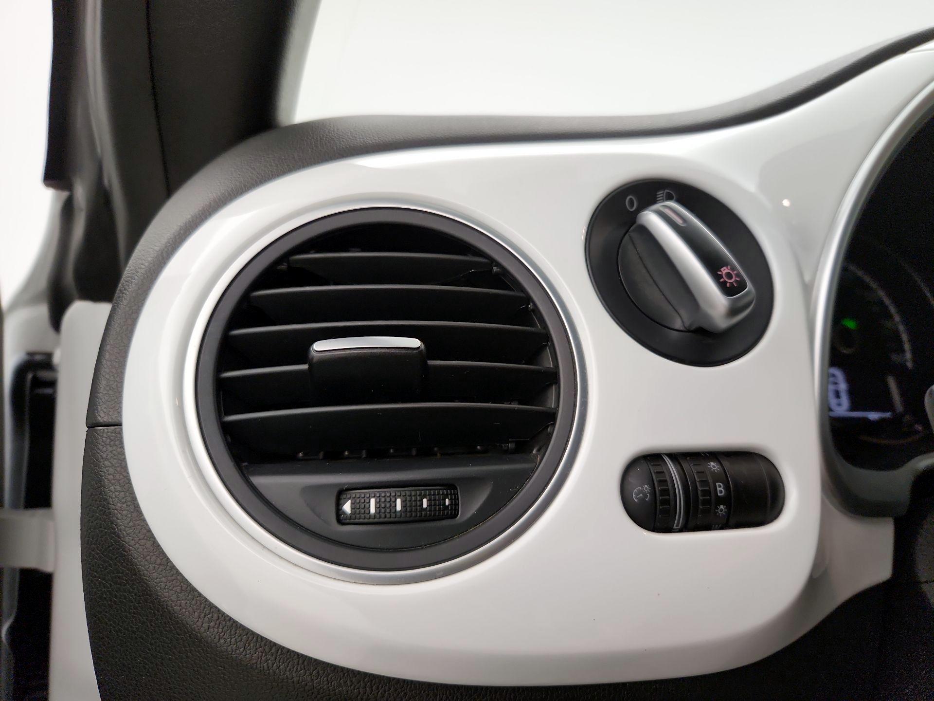 Thumbnail: 2015 Volkswagen Beetle - 13