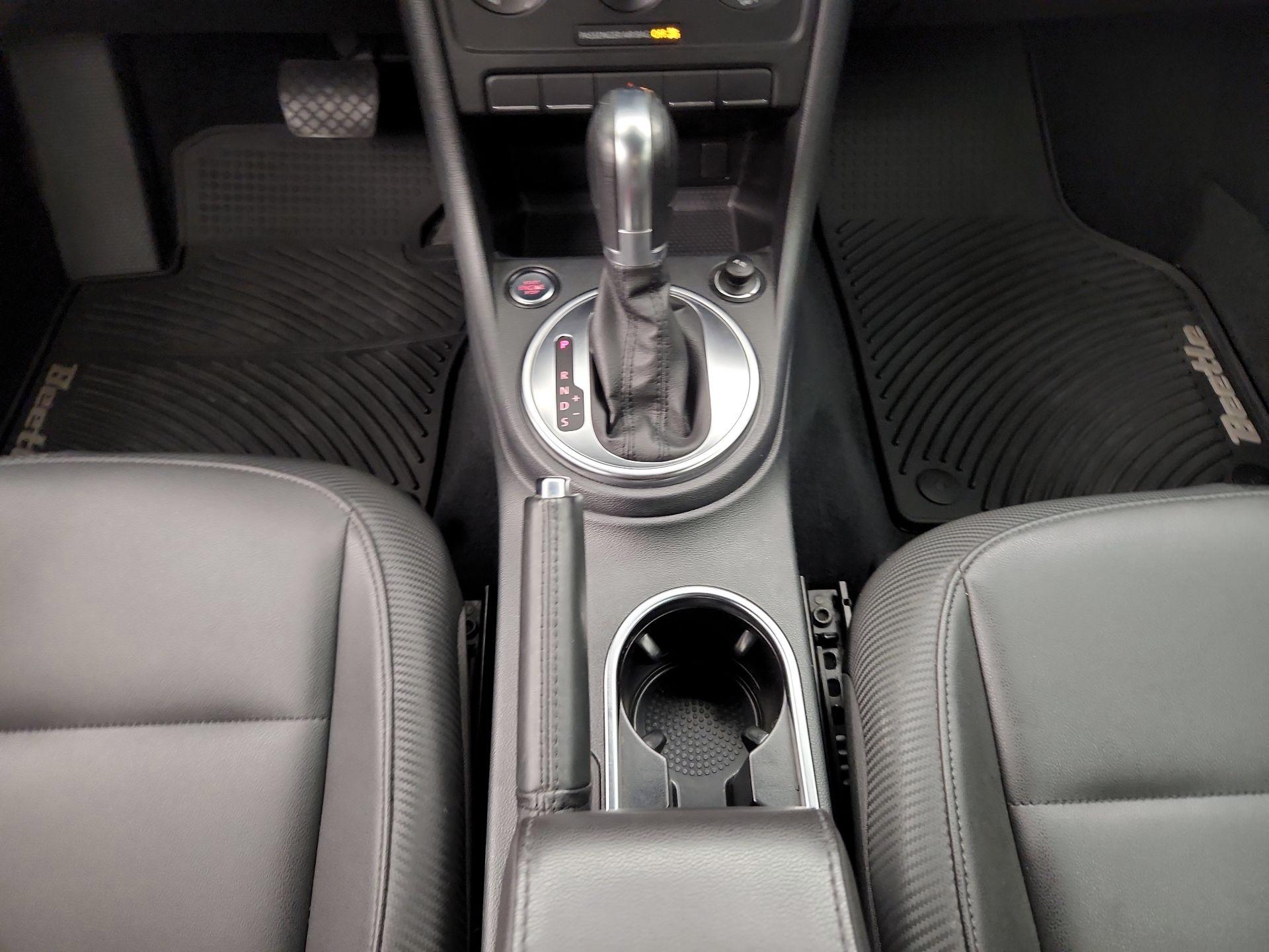 Thumbnail: 2015 Volkswagen Beetle - 16
