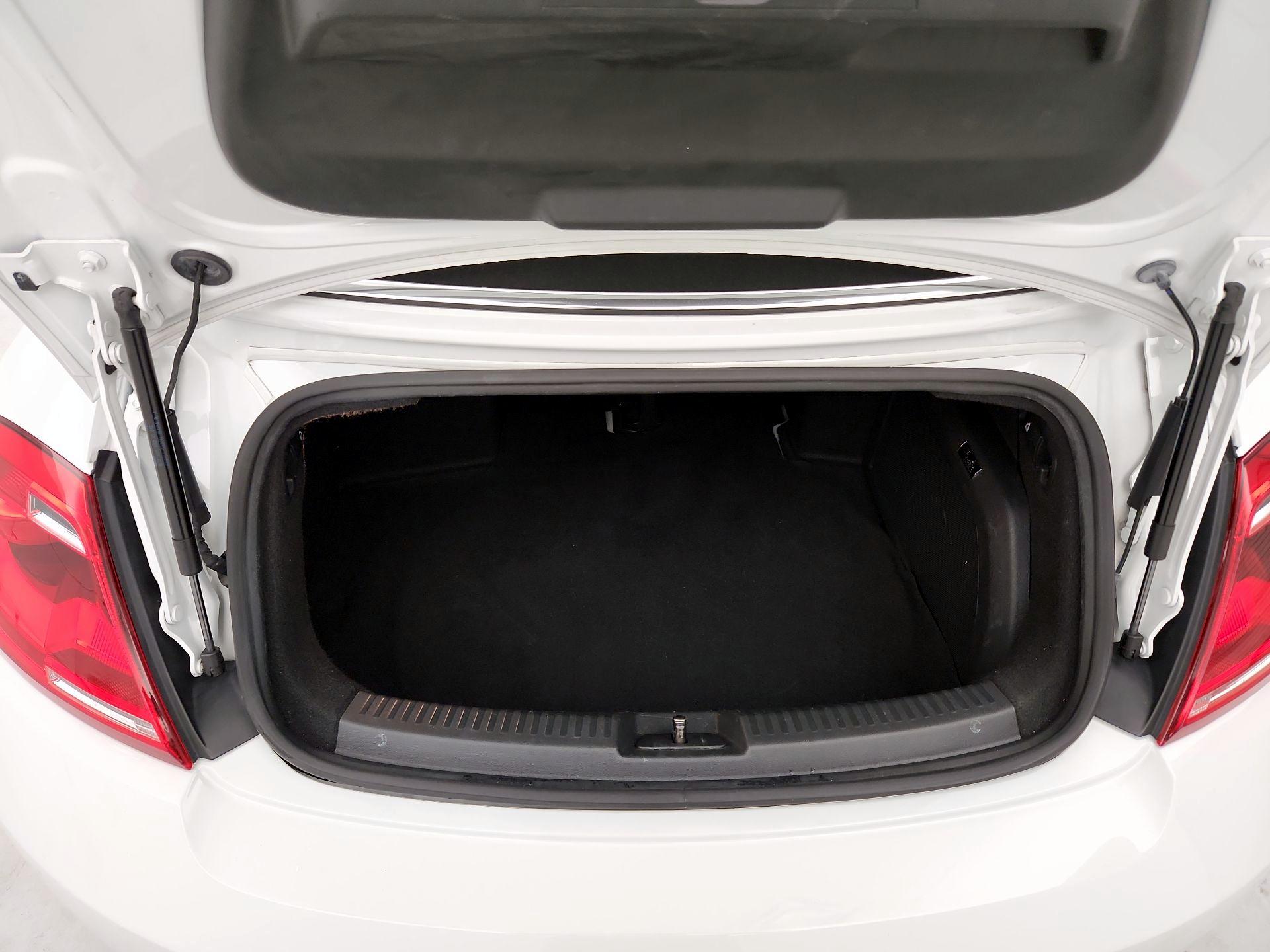 Thumbnail: 2015 Volkswagen Beetle - 19