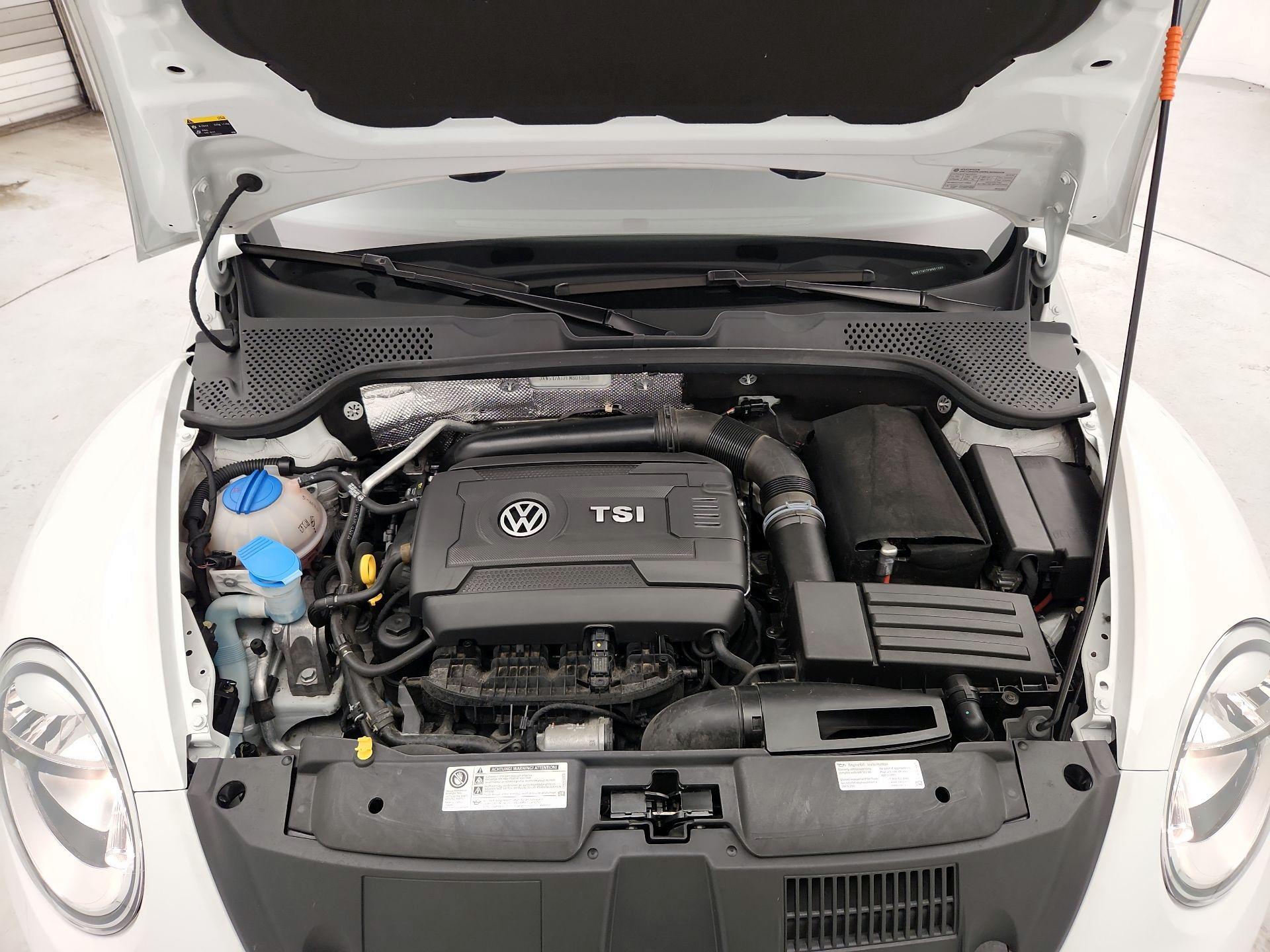 Thumbnail: 2015 Volkswagen Beetle - 20
