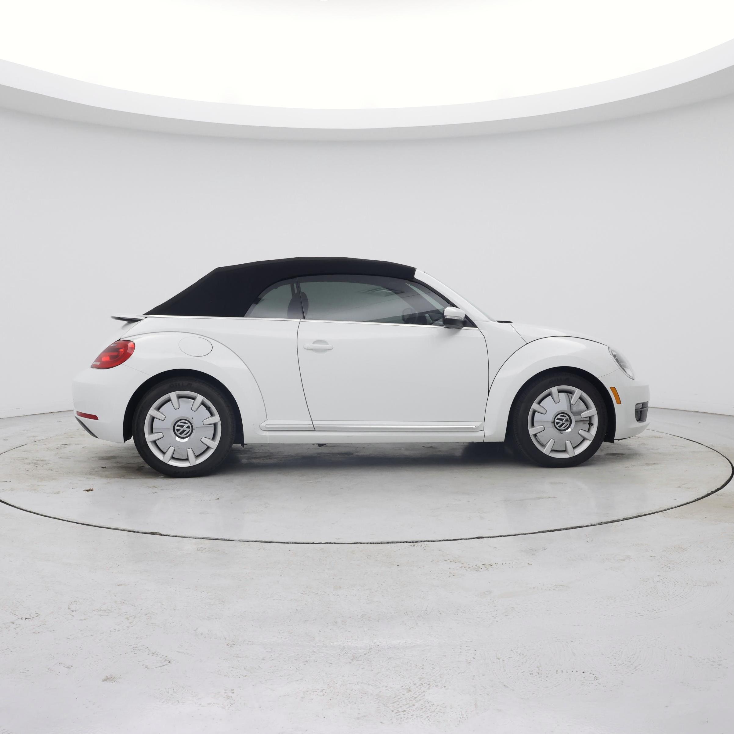 Thumbnail: 2015 Volkswagen Beetle - 7