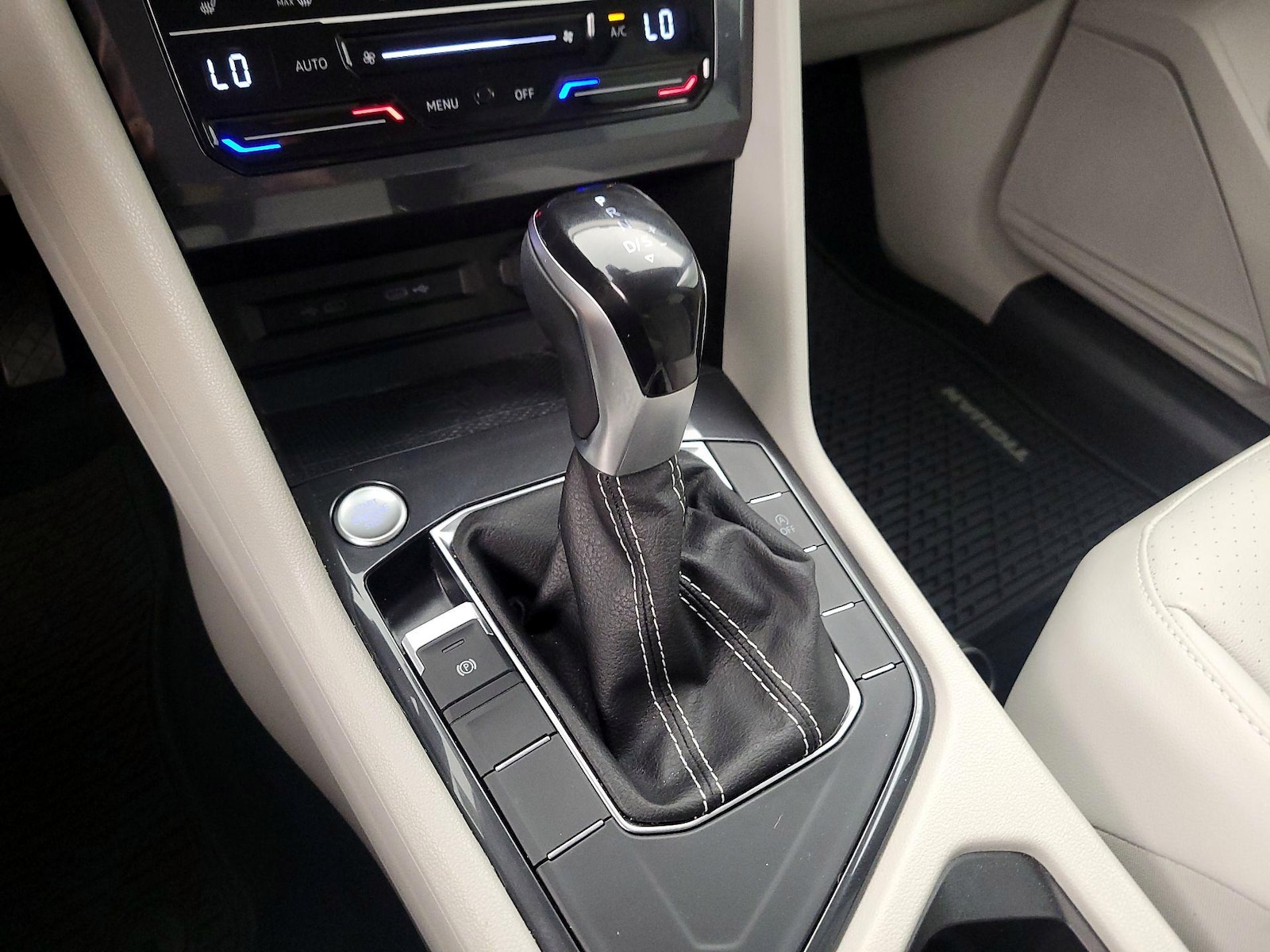2022 Volkswagen Tiguan SE - Photo 18