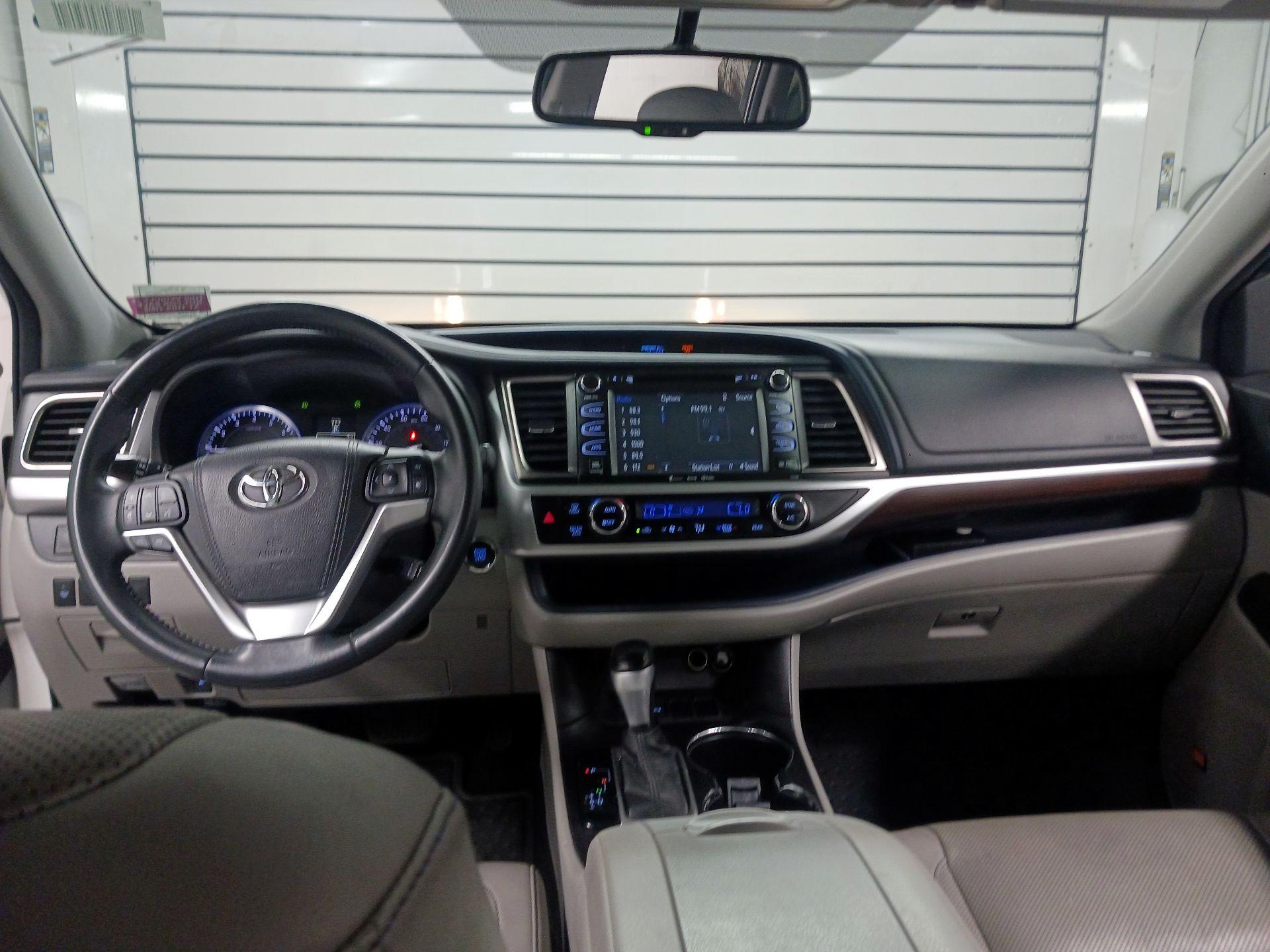 Thumbnail: 2016 Toyota Highlander - 9