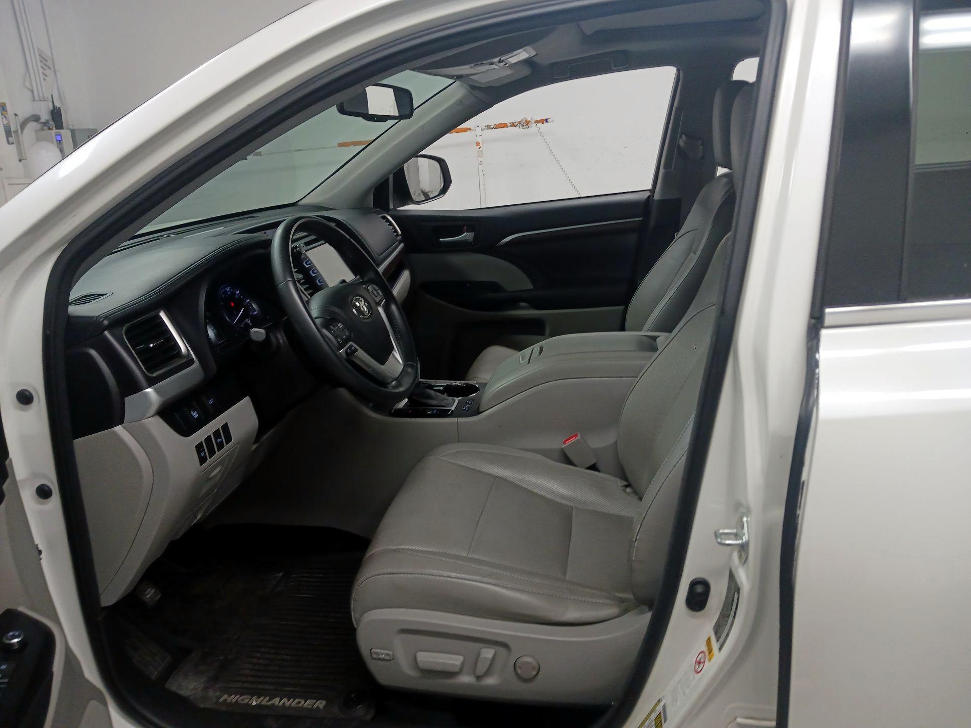 Thumbnail: 2016 Toyota Highlander - 11