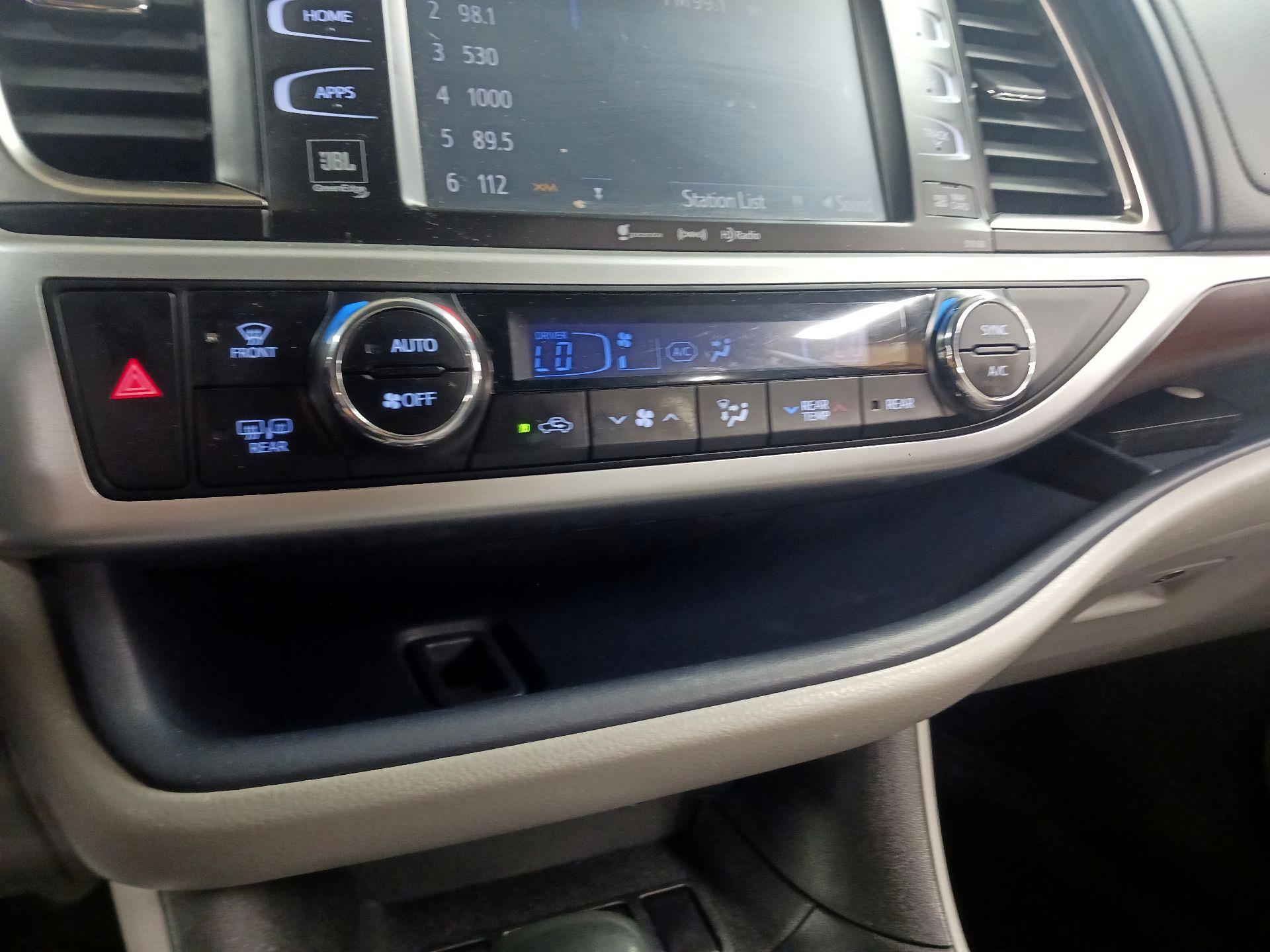 Thumbnail: 2016 Toyota Highlander - 14