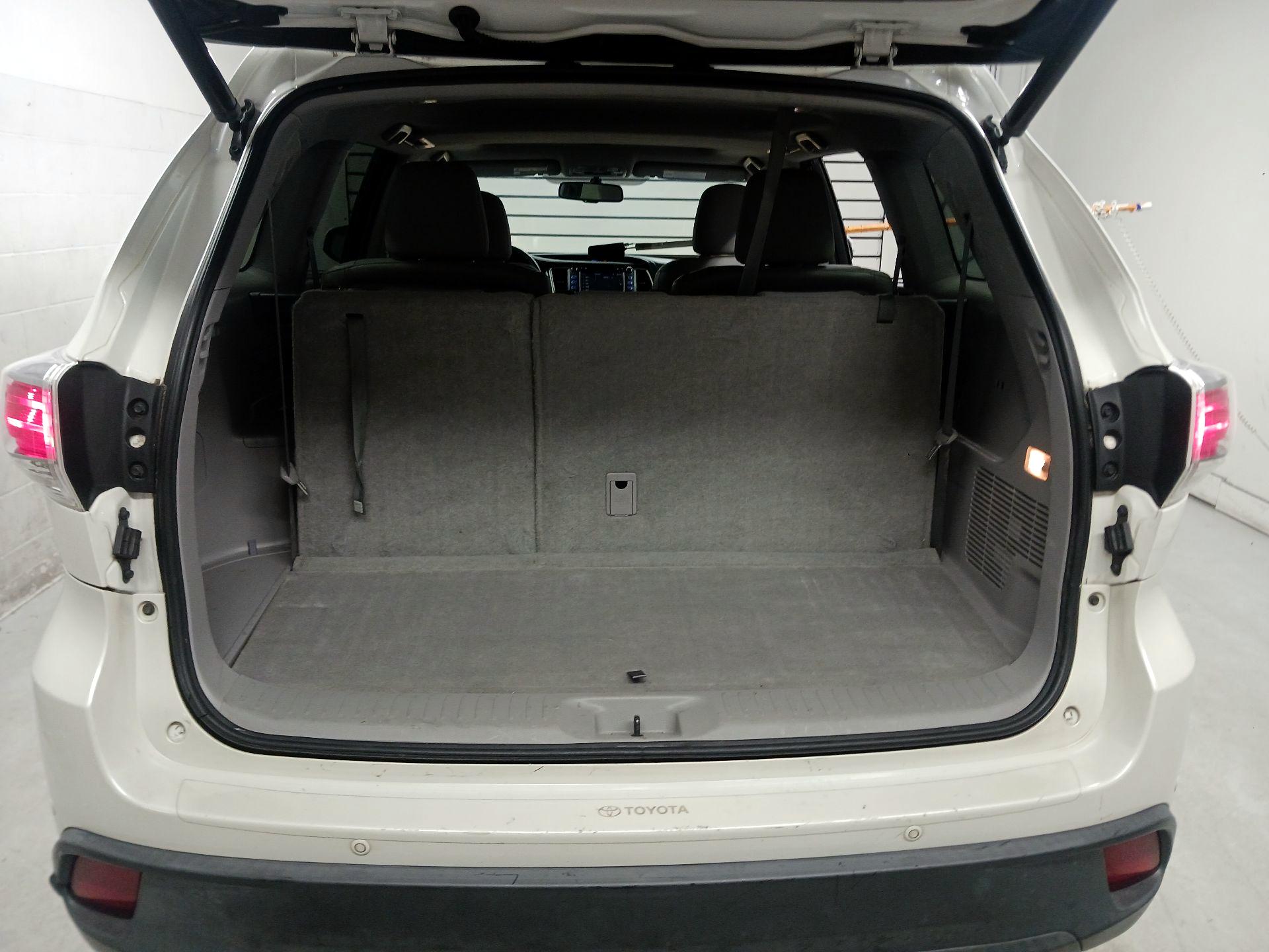 Thumbnail: 2016 Toyota Highlander - 16