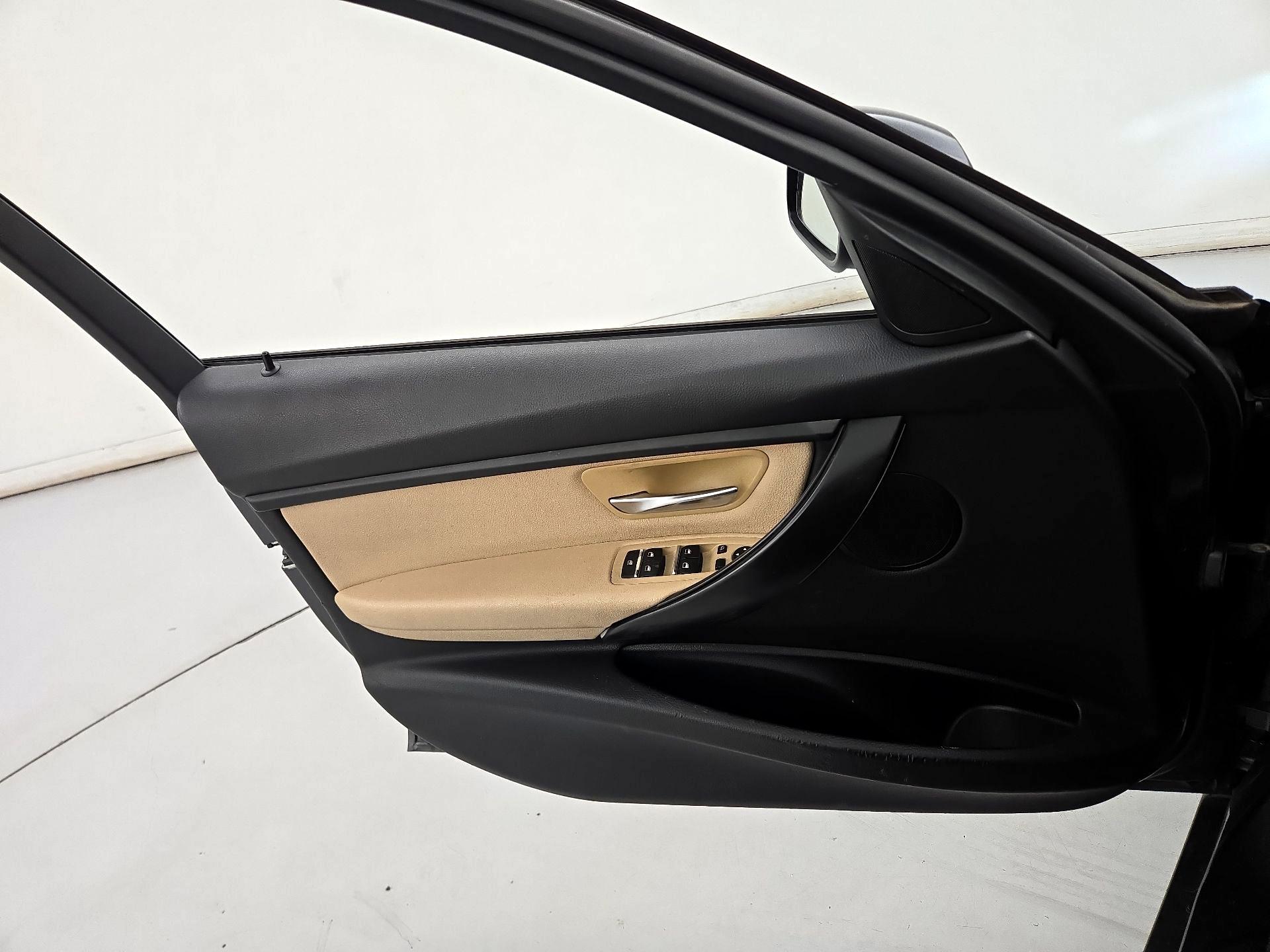 Thumbnail: 2018 BMW 3 Series - 12